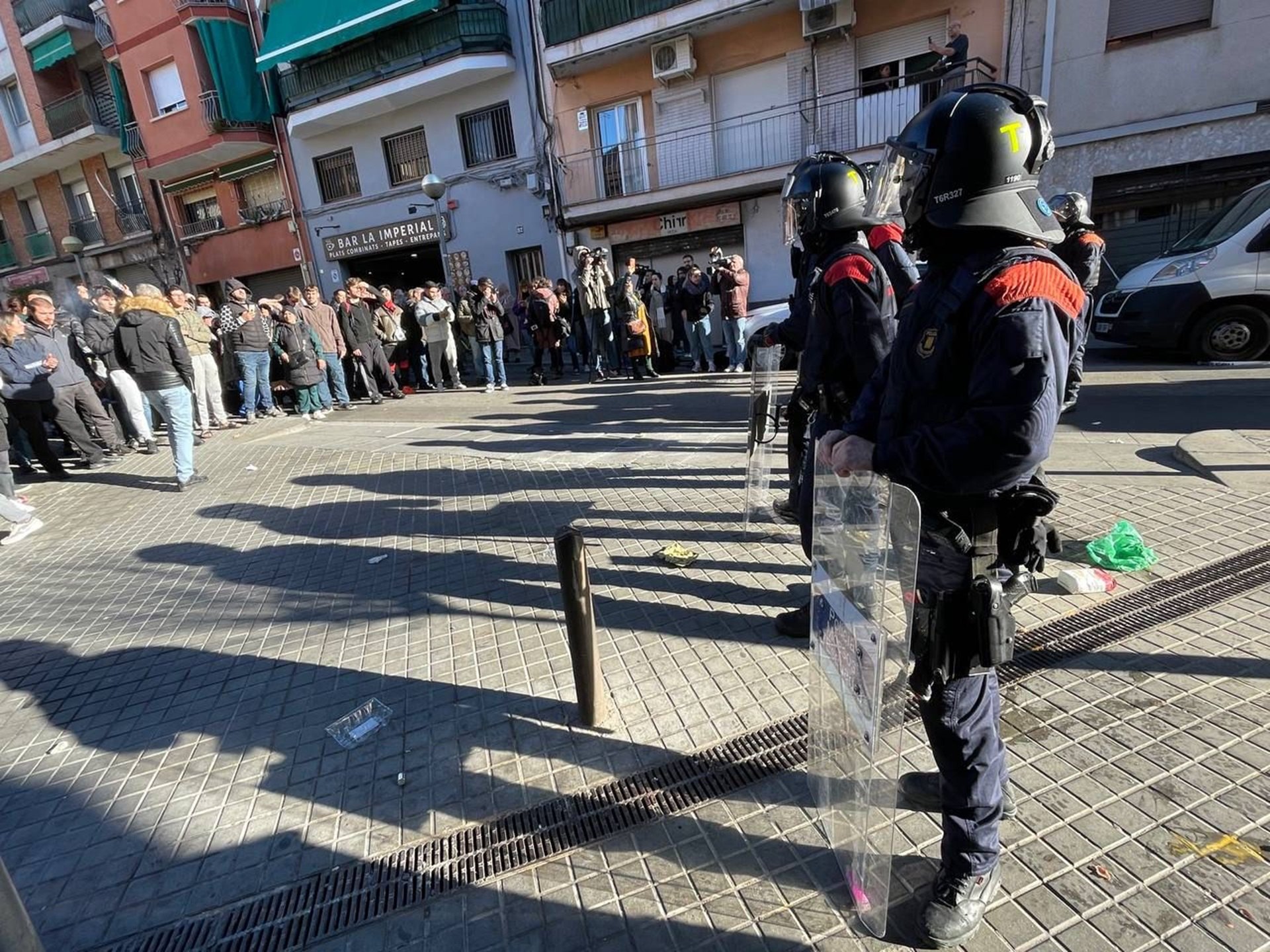 Desalojo de un bloque en Badalona con golpes de porra y calentado por el alcalde Albiol