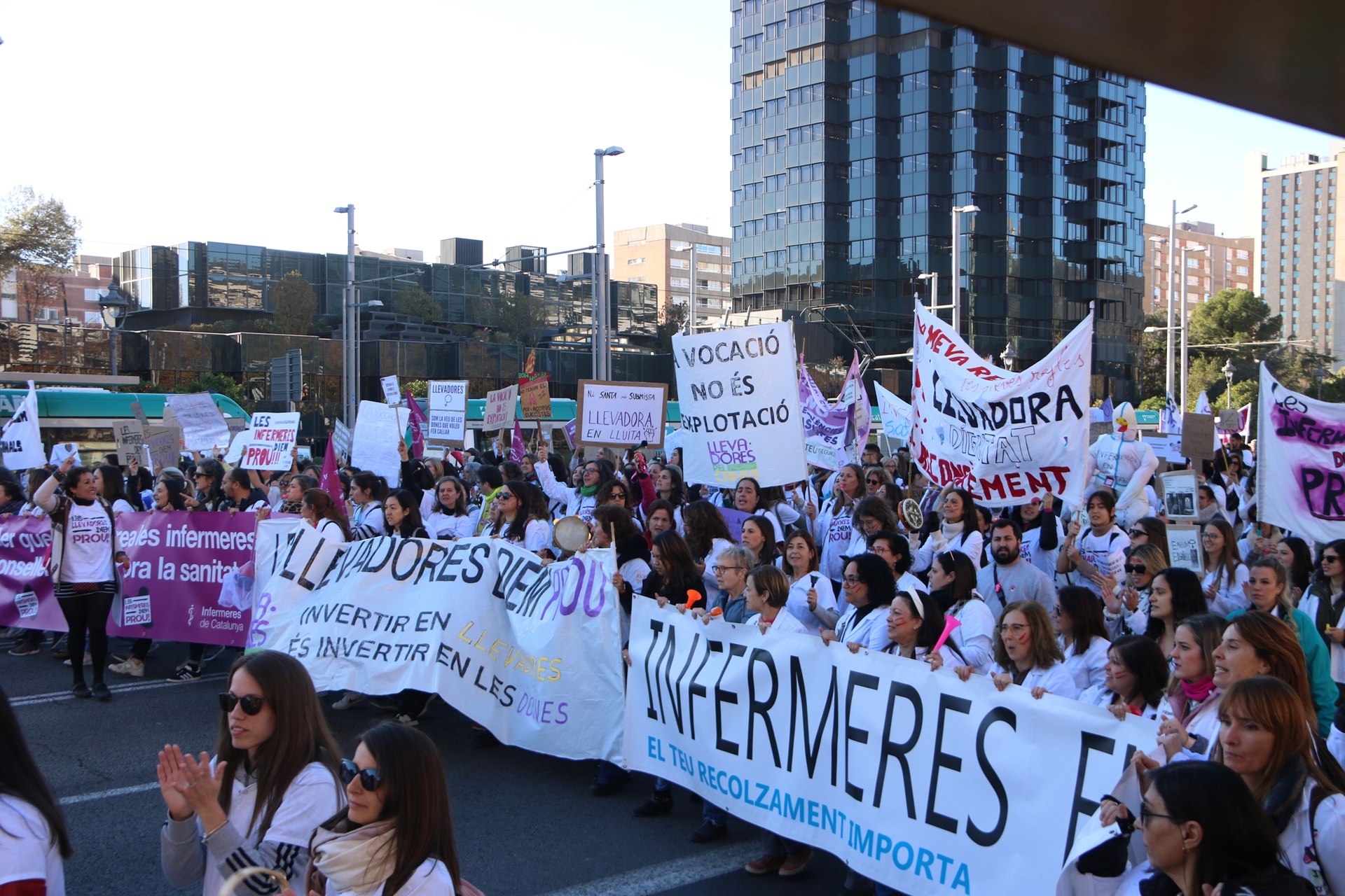 La manifestació d'infermeres talla l'avinguda Diagonal en els dos sentits