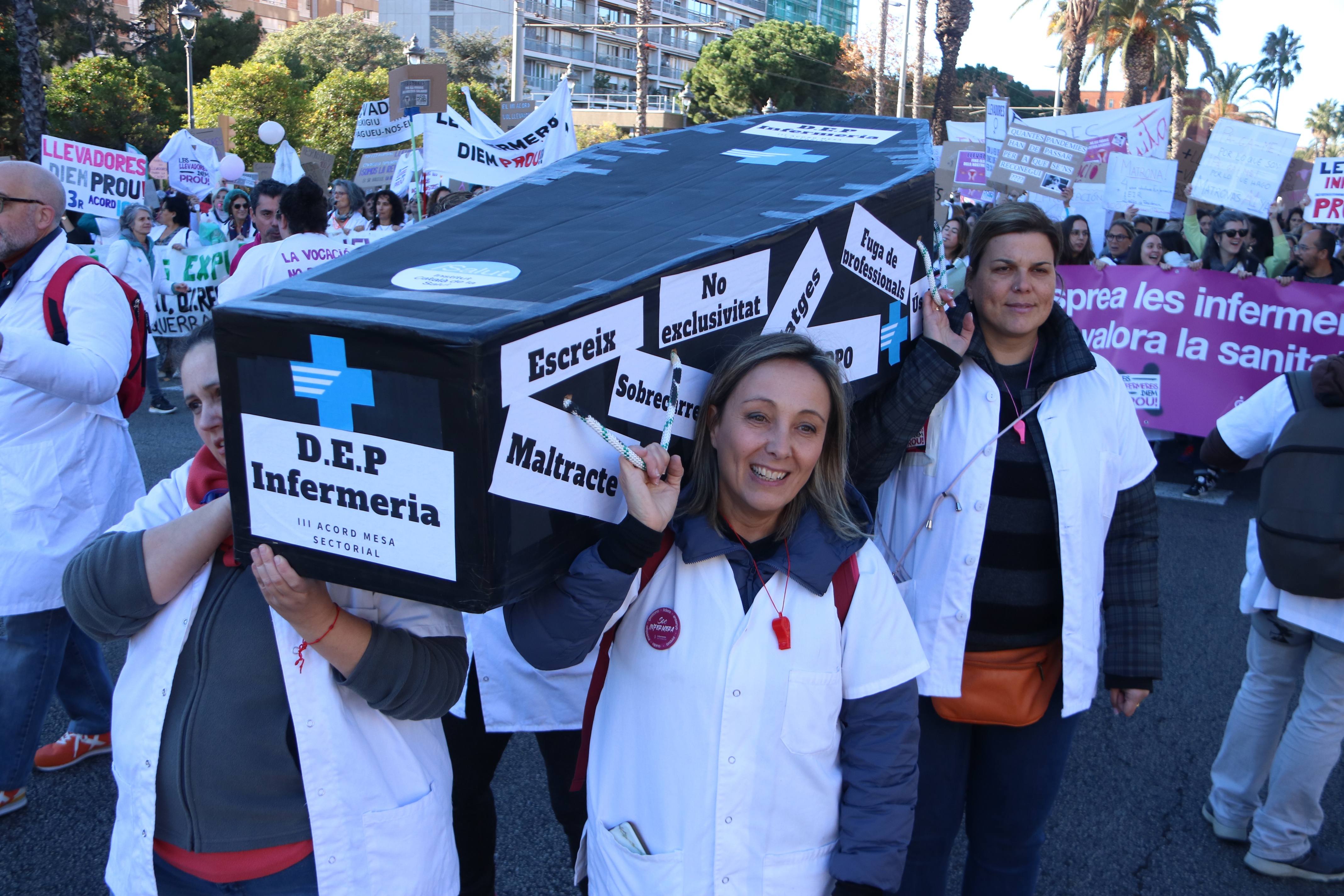 Las enfermeras vuelven a las calles para plantar cara a Salud y fuerzan a Balcells a mover ficha