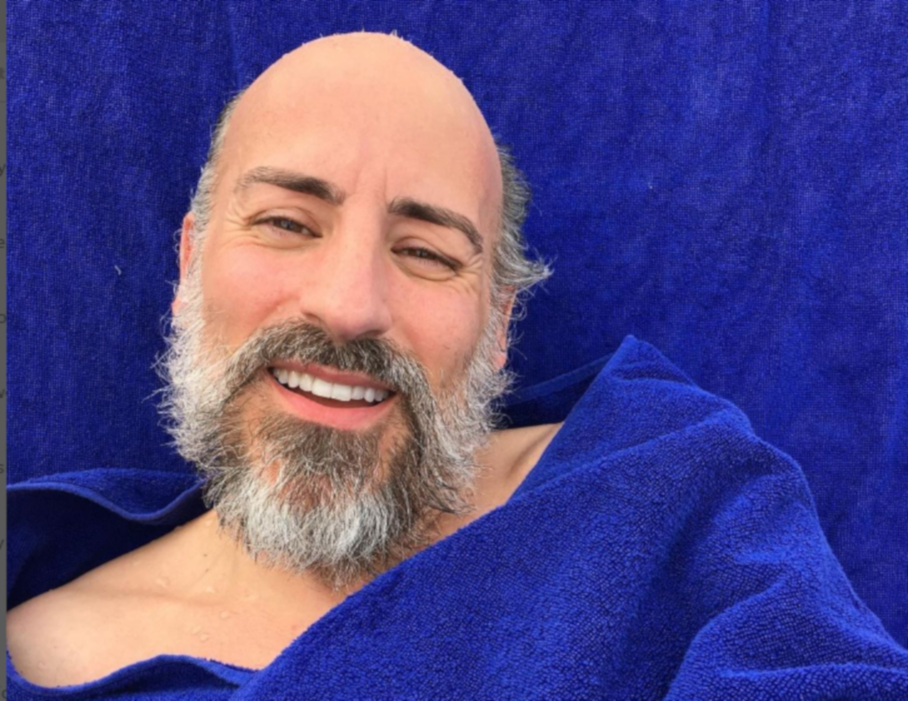Jaime del Burgo toalla azul In‌stagram