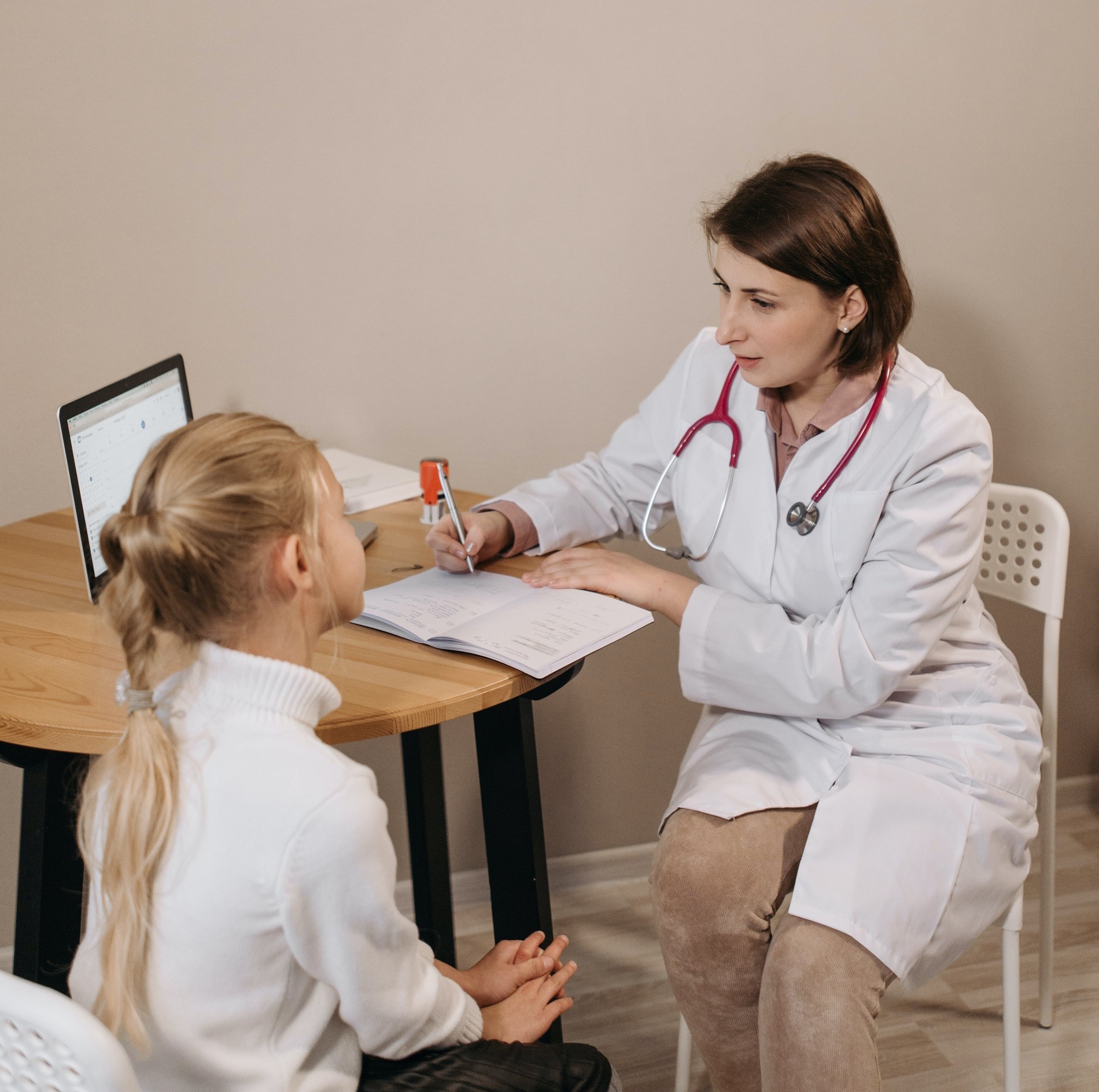 Daniel Jiménez, pediatra: “Si trabajas en el sector público llegas a ganar 3.500 euros al mes”