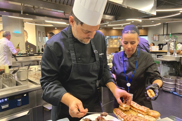 El chef Santiago Ercoli y su equipo en la cocina del Alas Hermanos Torres