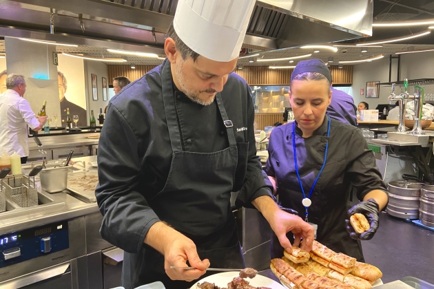 El xef Santiago Ercoli i el seu equip a la cuina de l'Alas Hermanos Torres