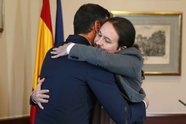 Abraçada Pedro Sánchez y Pablo Iglesias - EFE Abraçada Pedro Sánchez y Pablo Iglesias - EFE