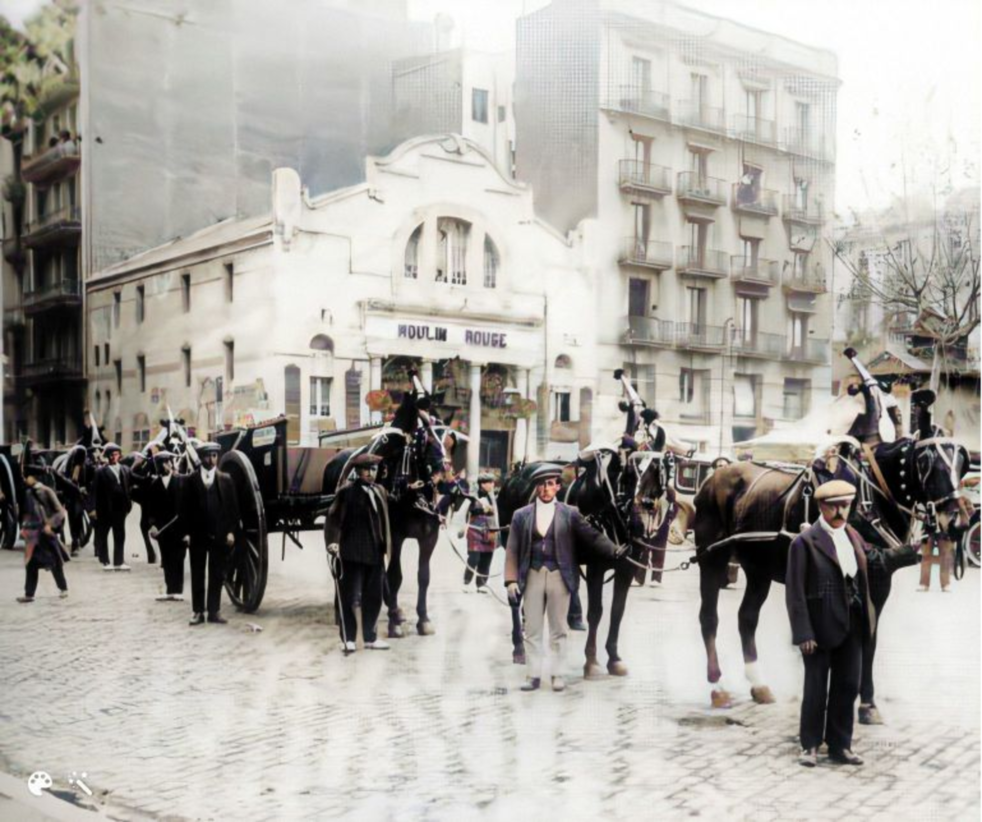 Conclouen les obres de la façana del cabaret El Molino