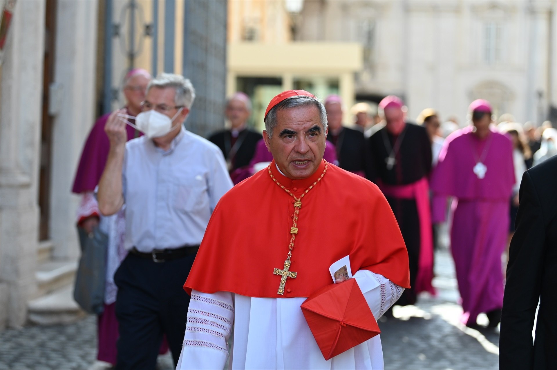 El Vaticà condemna el cardenal Becciu a cinc anys i mig de presó per malversació