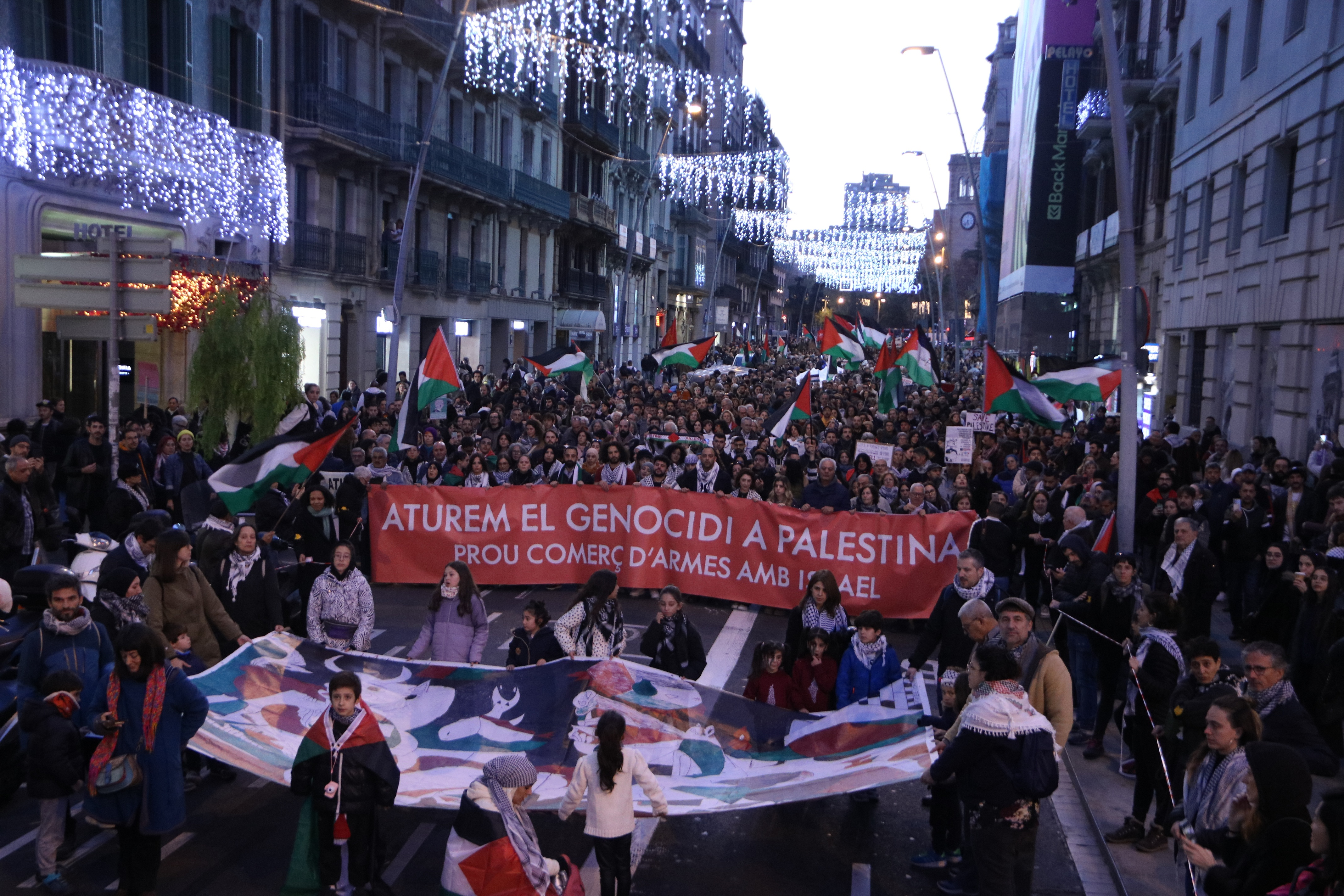 Miles de personas se manifiestan en Barcelona contra el "genocidio" en Gaza