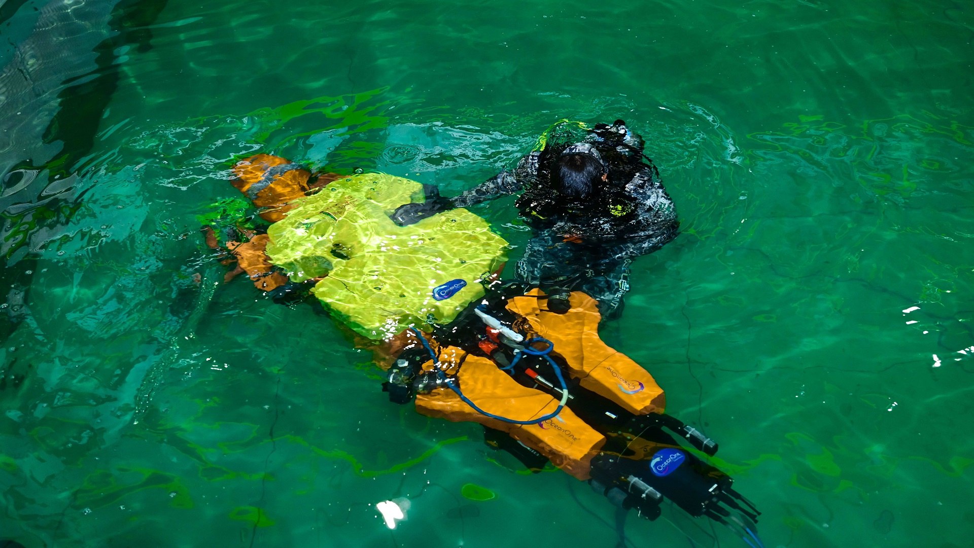 La Universidad de Stanford diseña un robot humanoide capaz de descender 1000 metros bajo la superficie marina