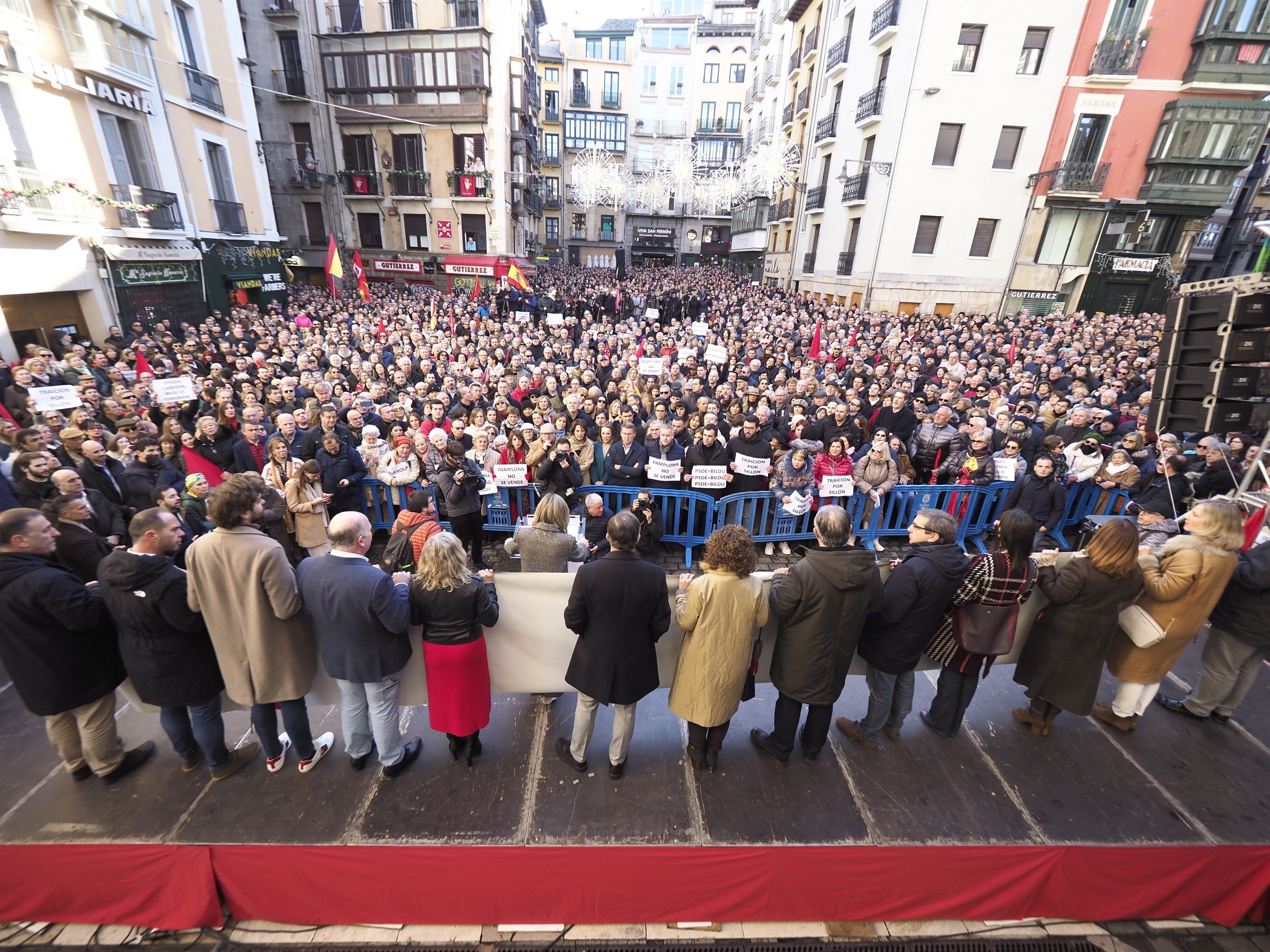 Uns 10.000 manifestants protesten contra el pacte PSOE-Bildu a Pamplona: "'A por ellos!'"