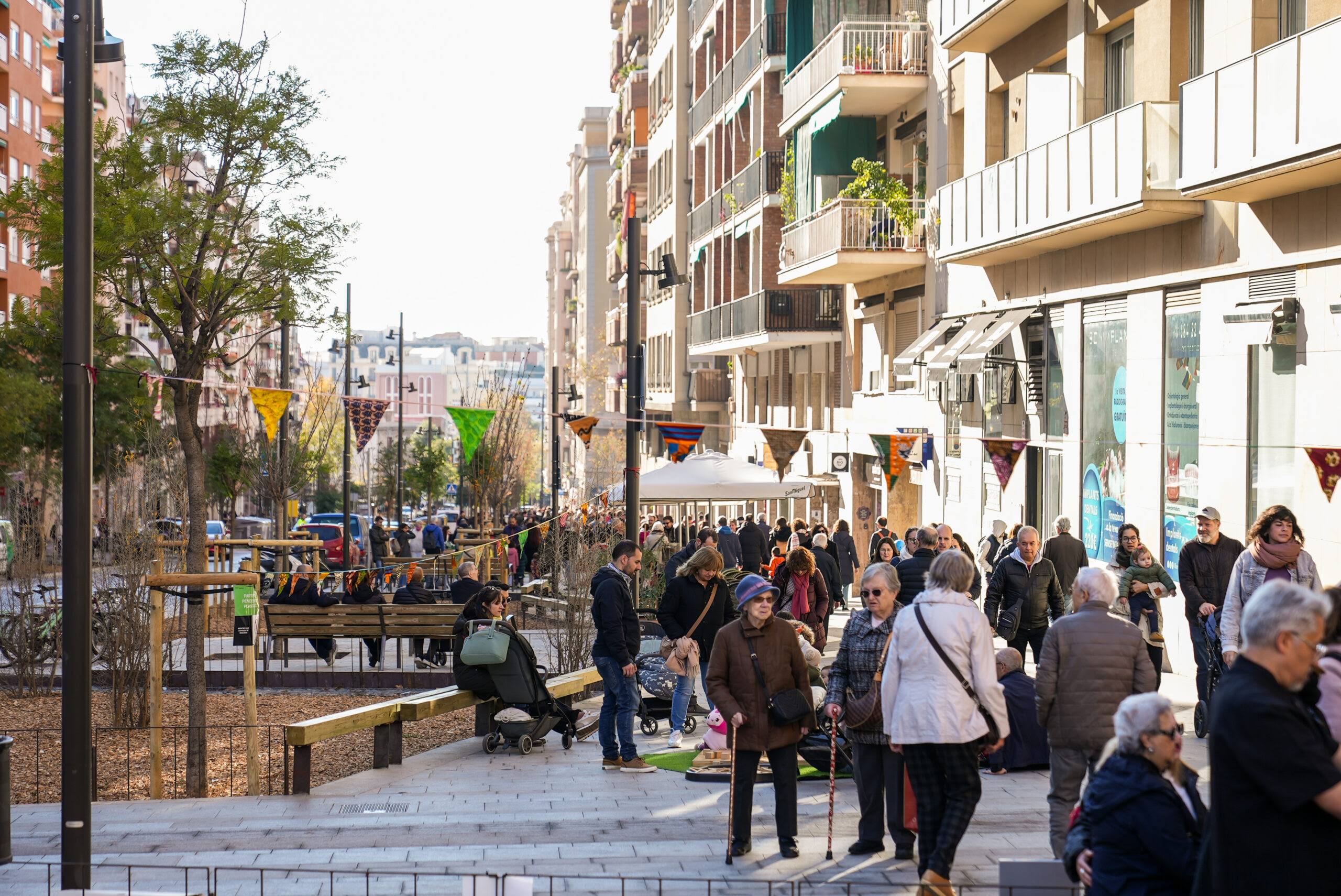 Barcelona inaugura el carrer Pi i Margall, transformat en un "eix cívic pensat per als vianants"