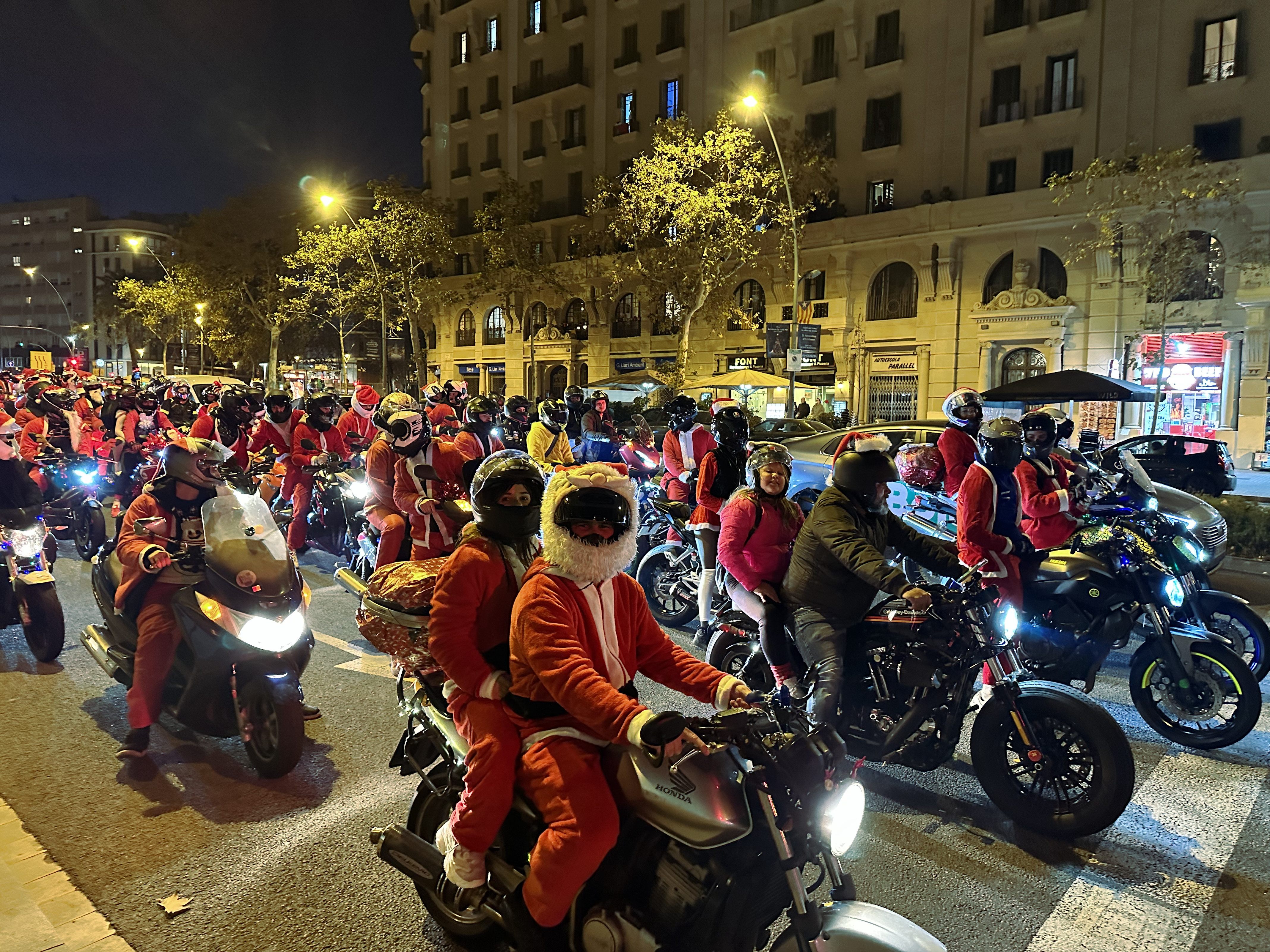 La Papanoelada Motera circula per Barcelona malgrat no tenir permís de l'Ajuntament