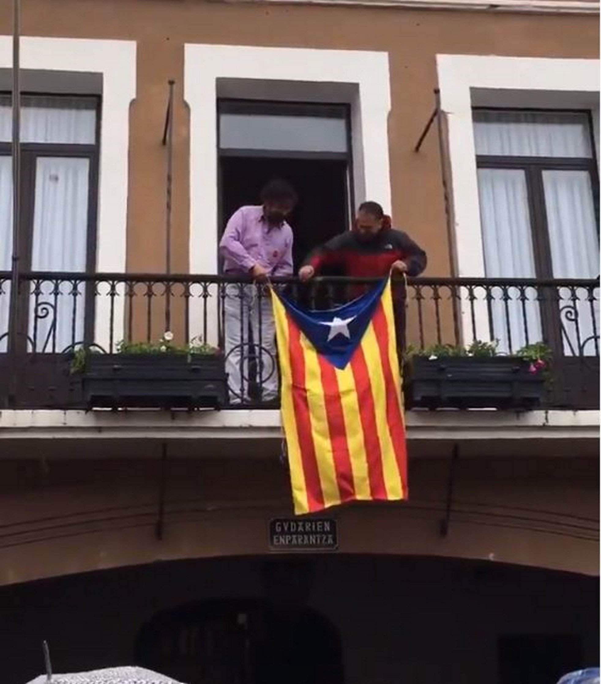 Cuelgan la estelada en el Ayuntamiento de Getaria (Guipúzcoa)