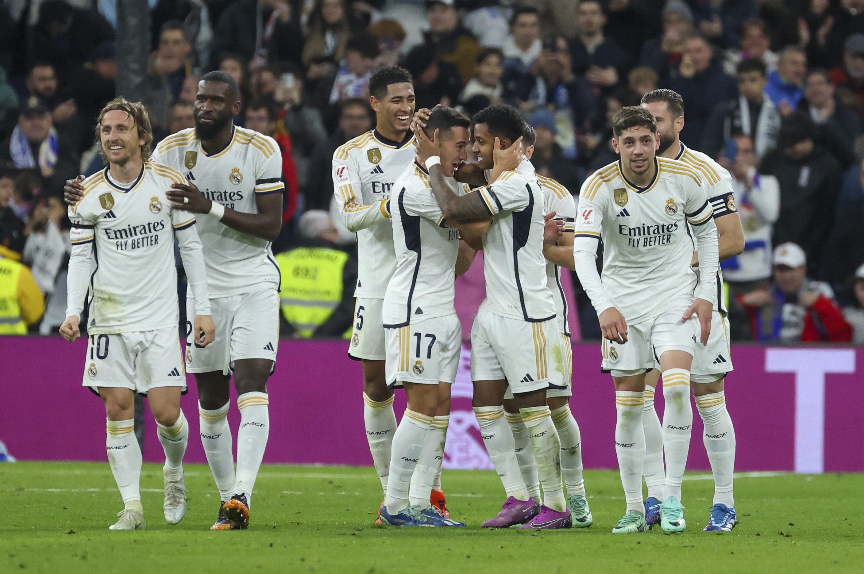 El Reial Madrid no té pietat del Vila-real (4-1) per marxar a dormir líder