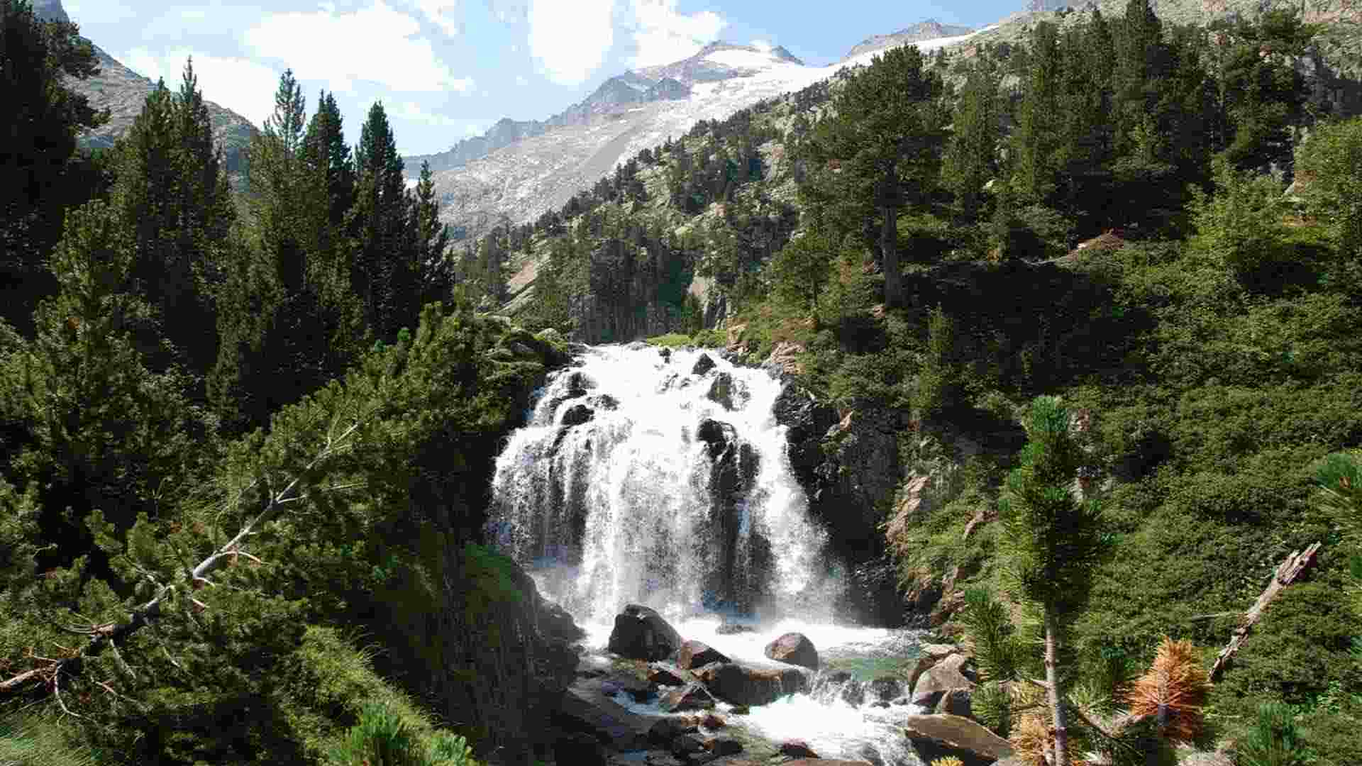 La impressionant cascada que s'empassa la terra i és al costat de Catalunya