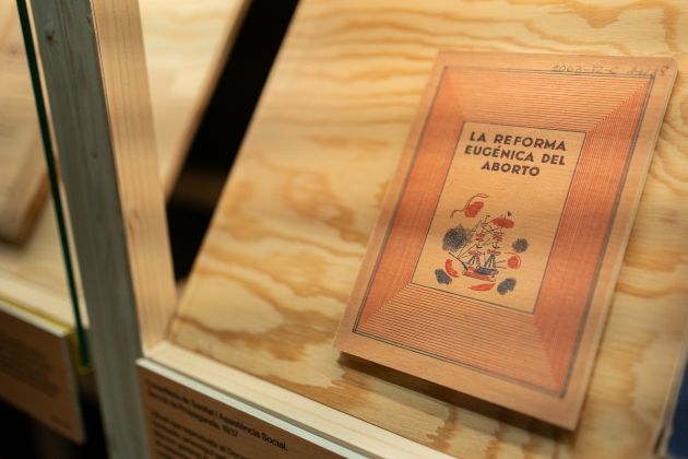 Exposició Els llibres de la Generalitat de la Segona Repíublica. llibre sobre avortament. Foto: Pau Venteo
