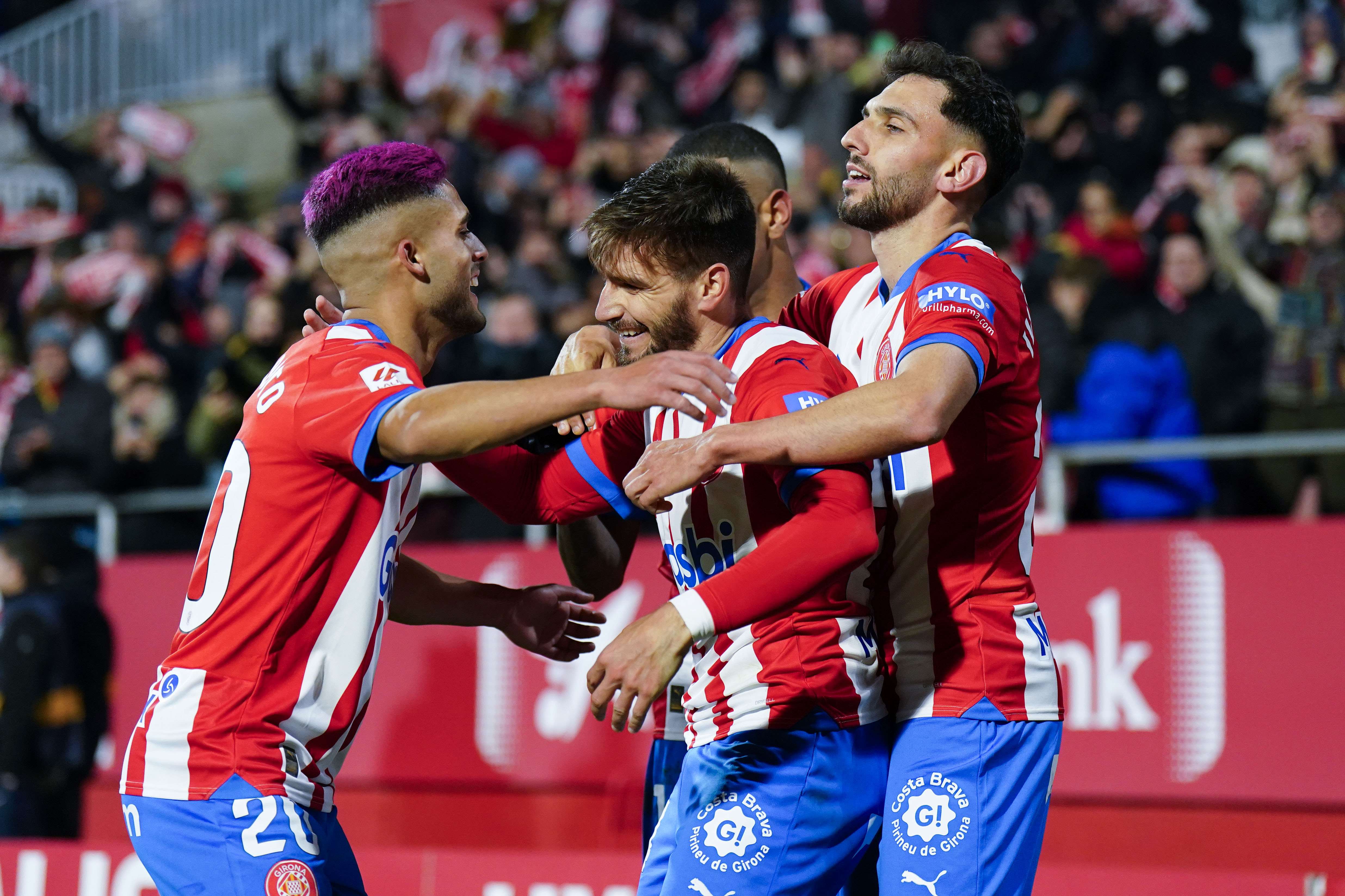 Un Girona demolidor goleja l'Alabès (3-0) i recupera el lideratge de la Lliga