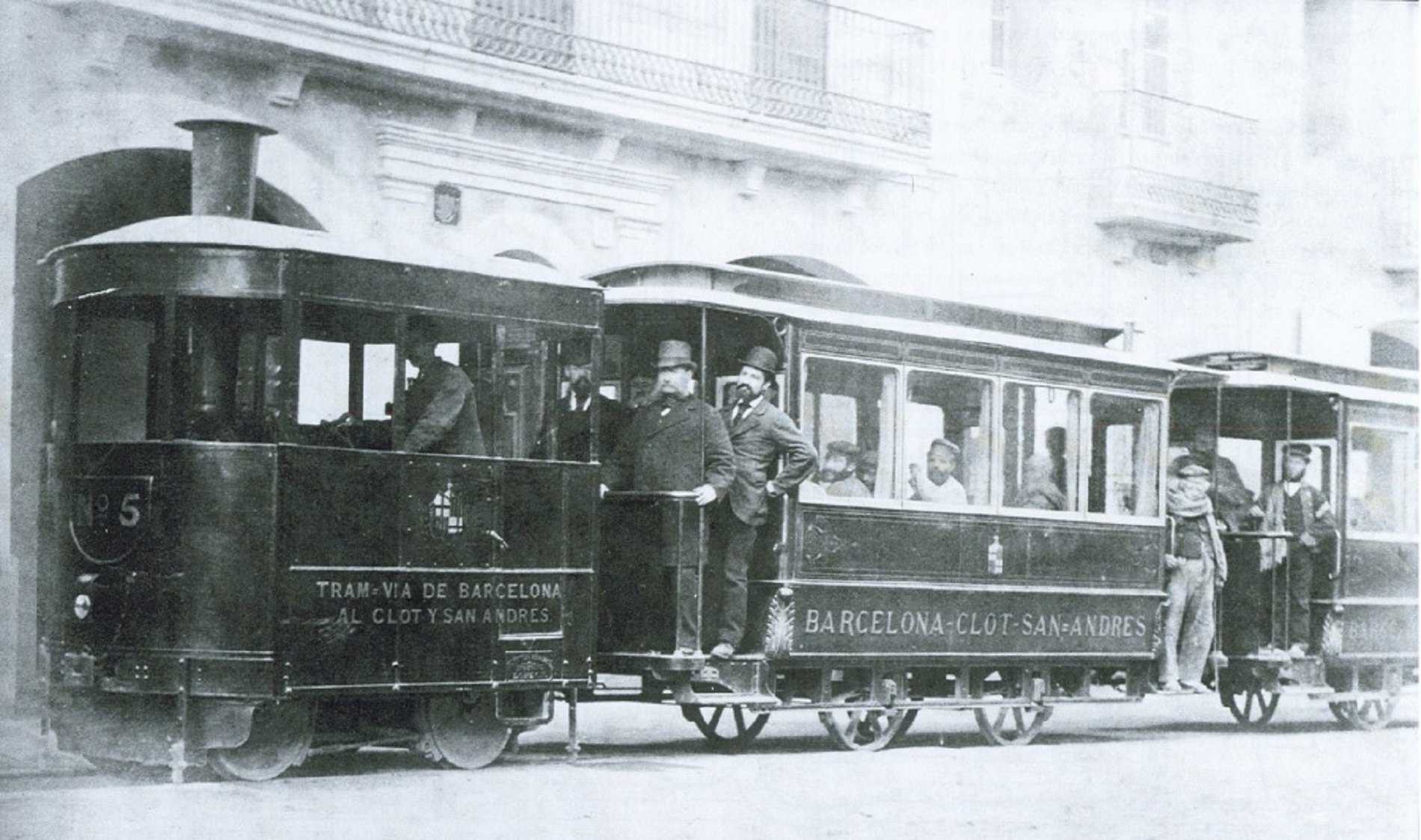 Entra en funcionament el primer tramvia a vapor de Catalunya