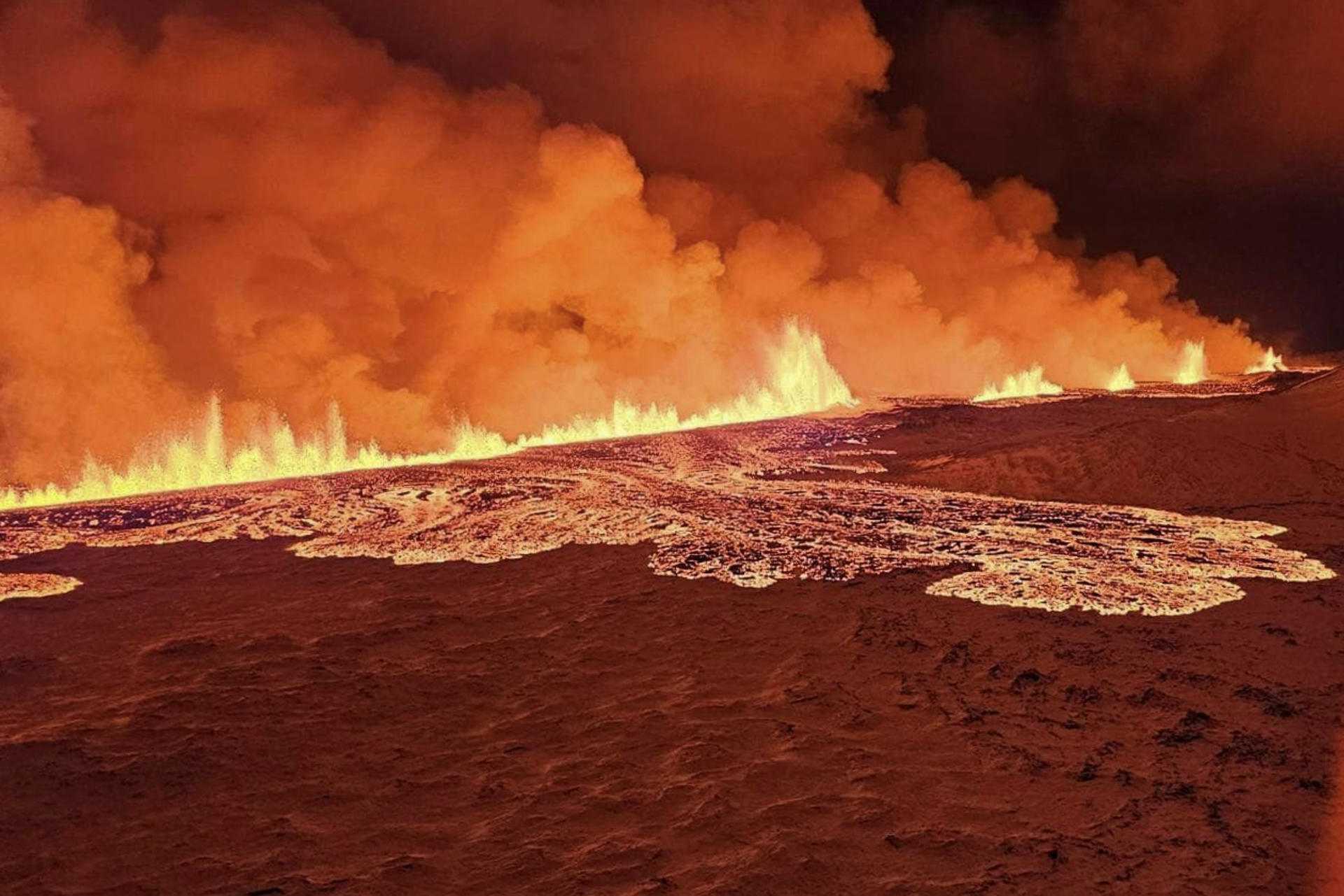 El volcán de Grindavík, en Islandia, entra en erupción después de semanas de actividad sísmica