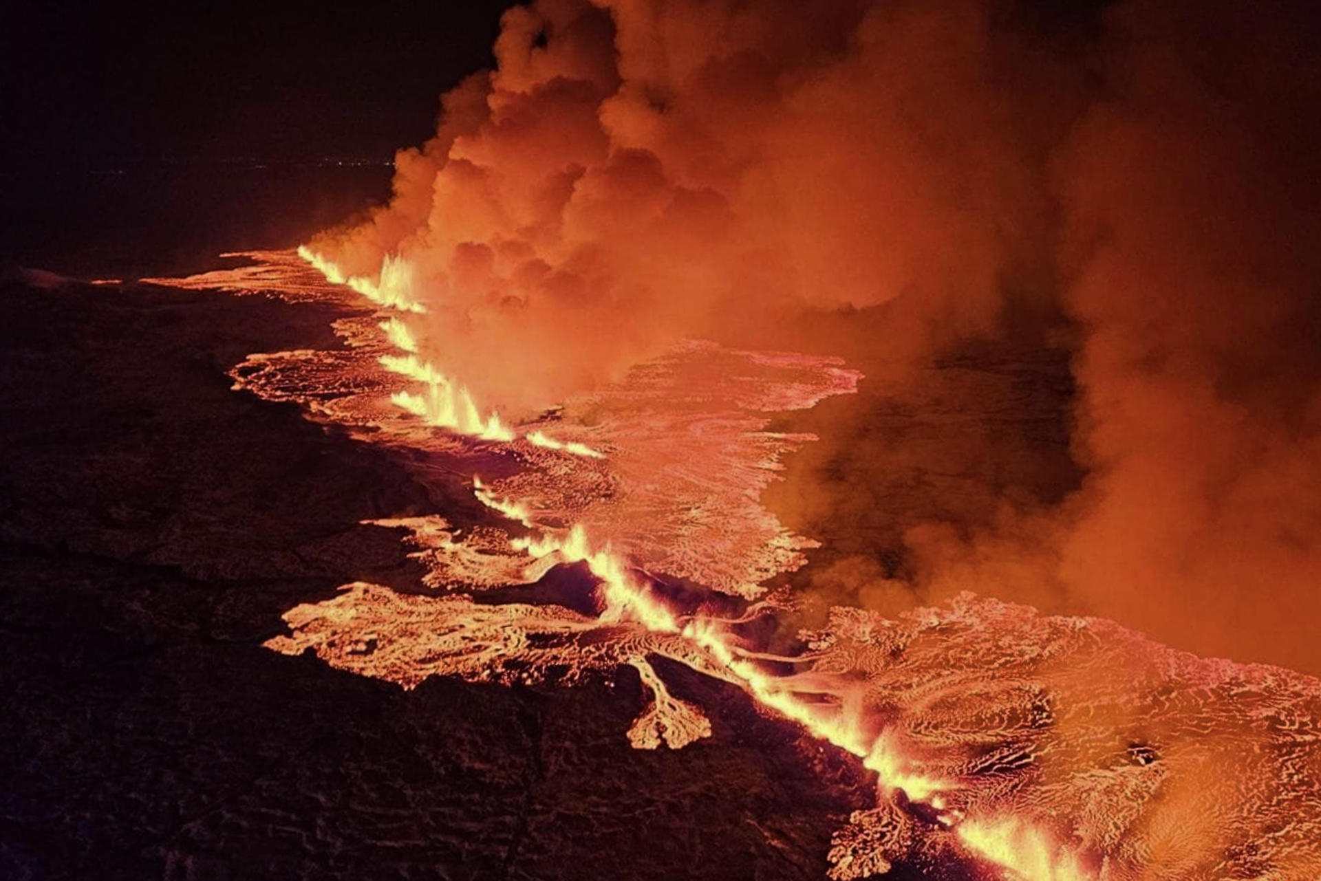 Així ha estat el moment de l'erupció del volcà a Islàndia | VÍDEO