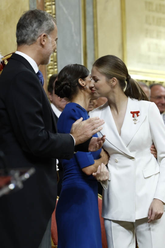 Leonor besa a Letizia escándalo GTRES Leonor besa a Letizia escándalo GTRES