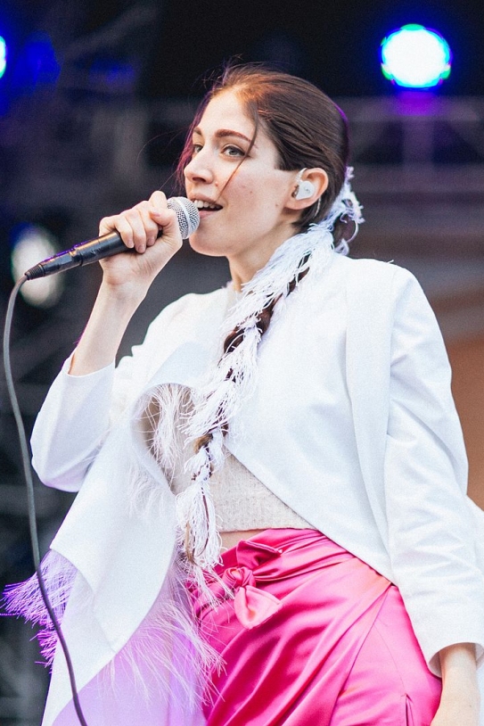 Caroline Polachek of Chairlift, 2016