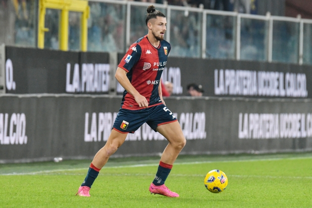 Radu Dragusin, durante un partido del Genova / Foto: Europa Press