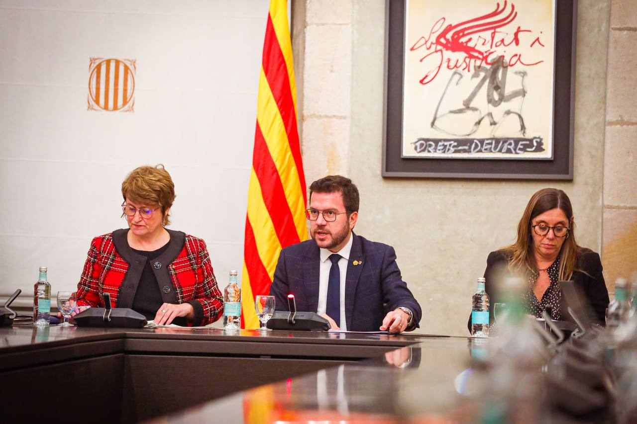Prohibits els mòbils a primària i restriccions a secundària: les noves normes per al pròxim curs