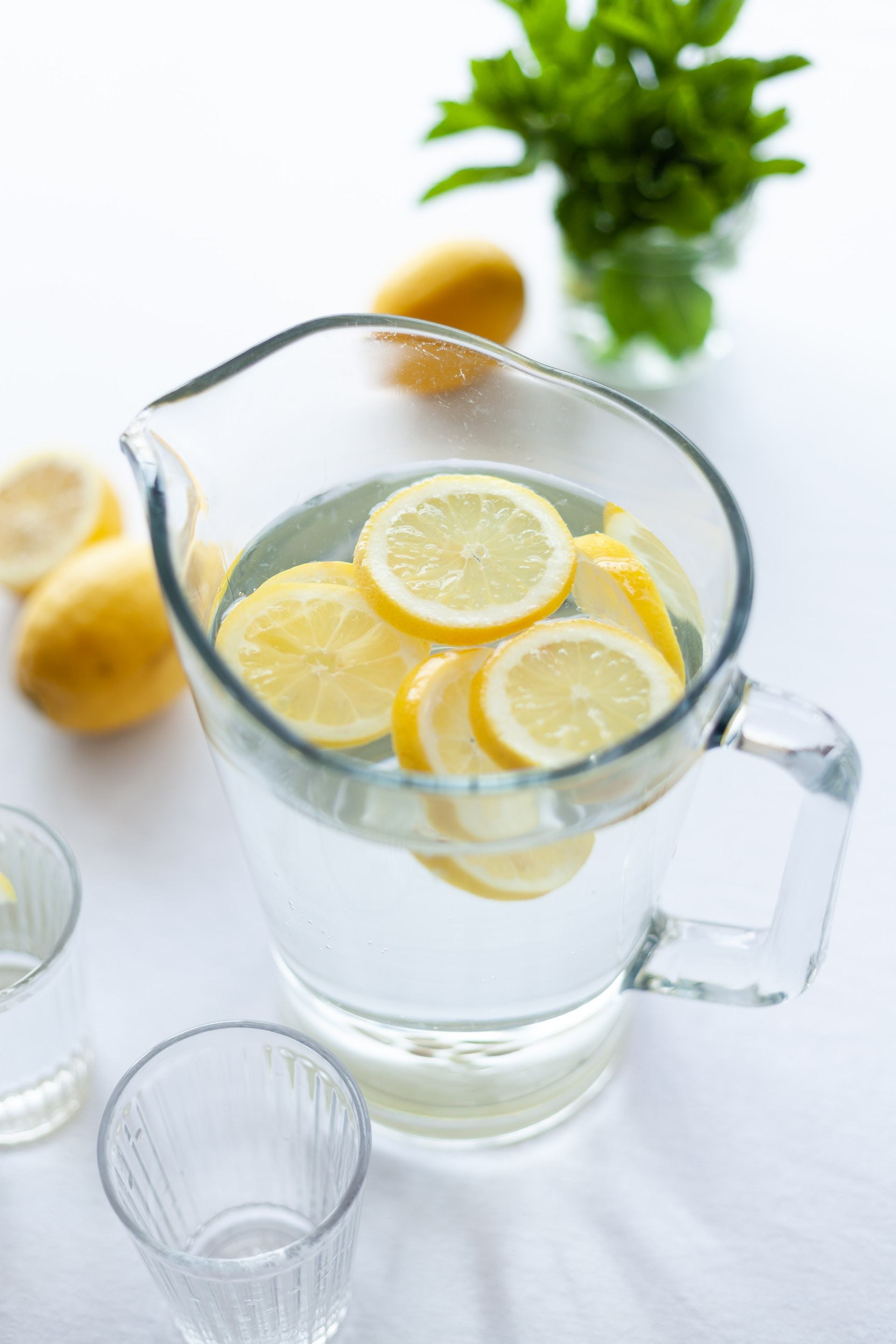 Beber agua con limón por la mañana