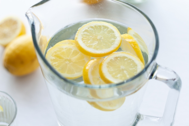 agua con limón agua con limón
