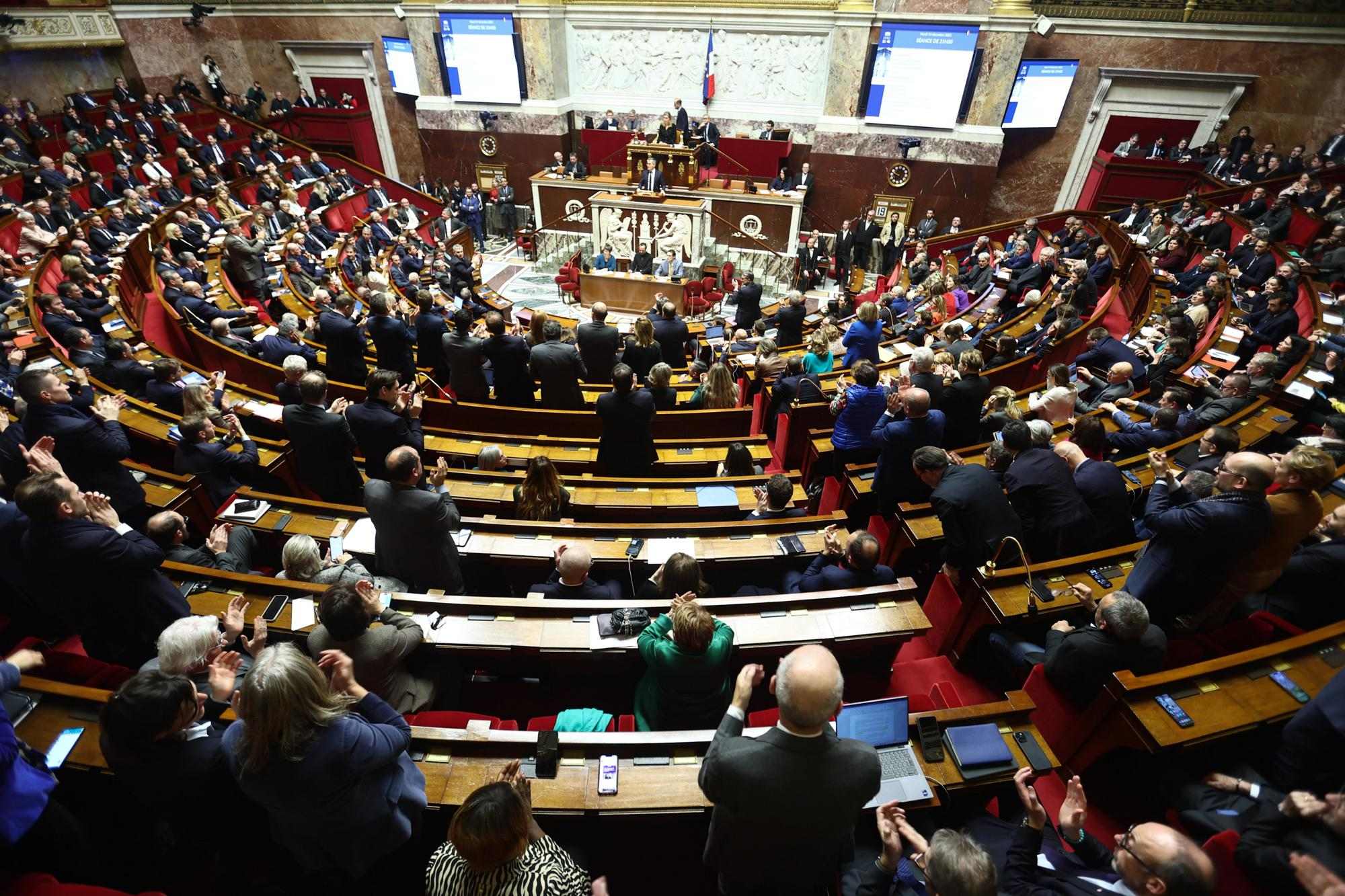 Crisis en el gobierno Macron: la Asamblea Nacional aprueba la ley de inmigración con la ultraderecha