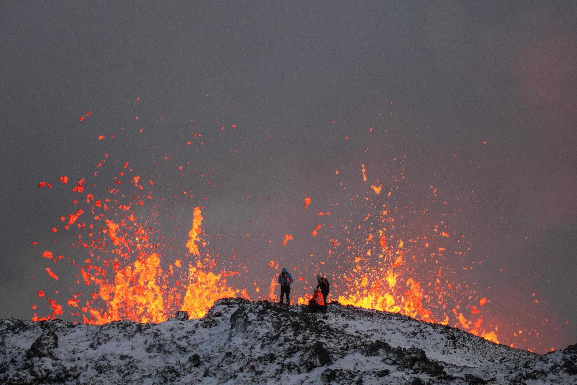 Tres puntos de magma continúan activos en el volcán de Islandia, pero todavía pueden surgir más
