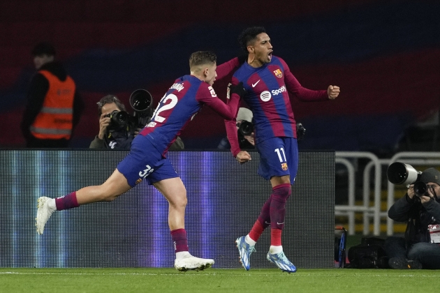 Fermín López y Raphinha celebran el gol del Barça contra el Almería / Foto: EFE