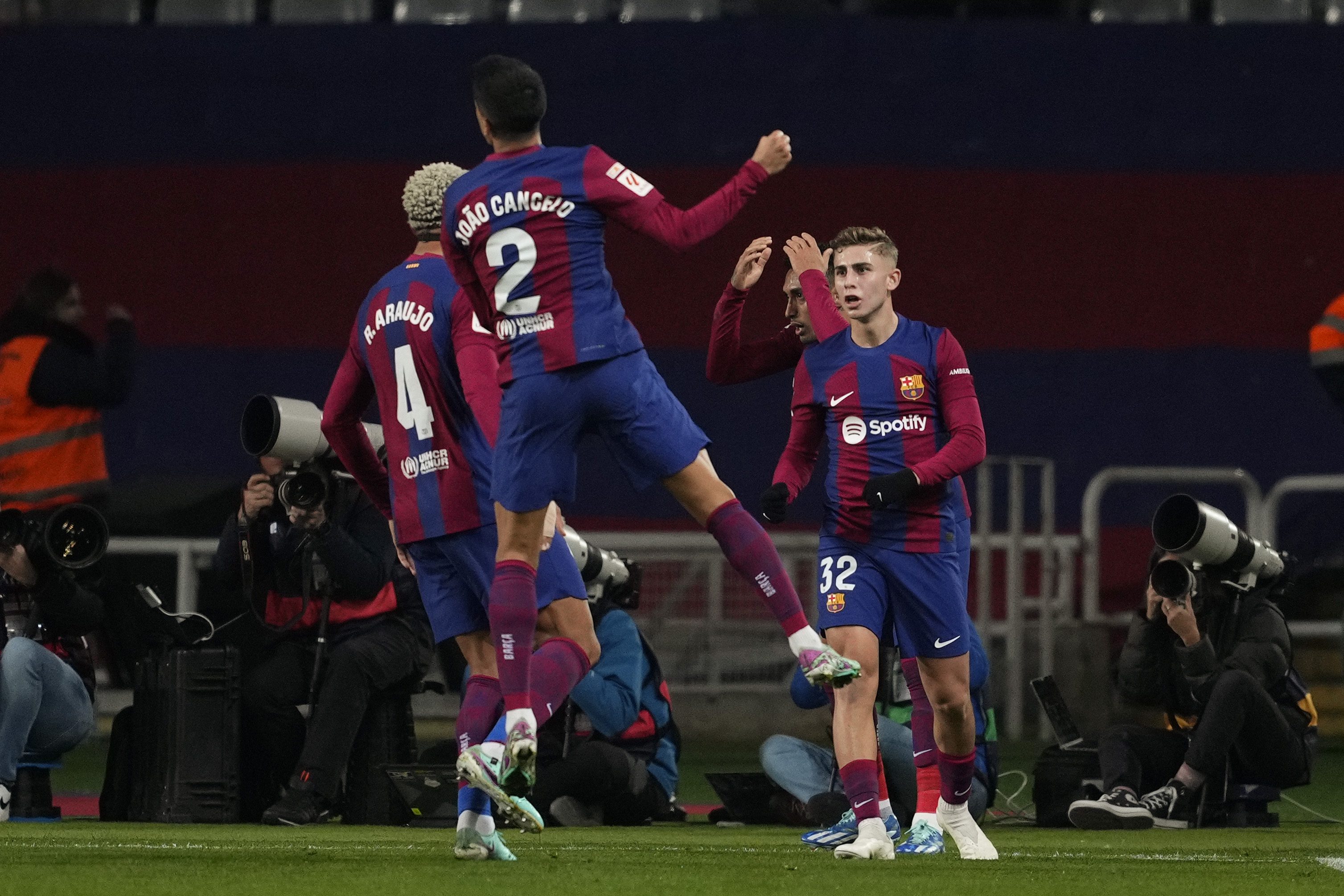 El Barça acomiada l'any amb una victòria balsàmica contra l'Almeria (3-2)