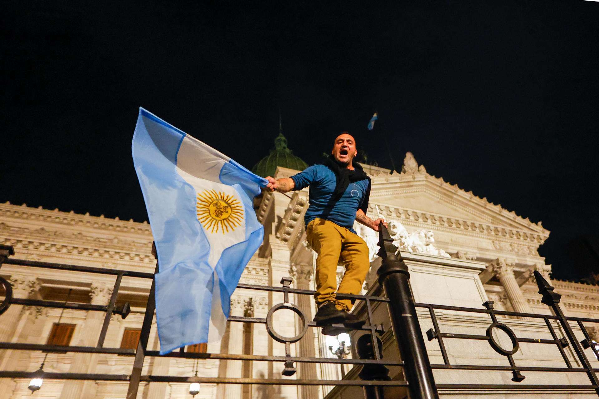 Xoc a l'Argentina: Milei aprova 300 mesures per minvar l'Estat, privatitzar i desregular