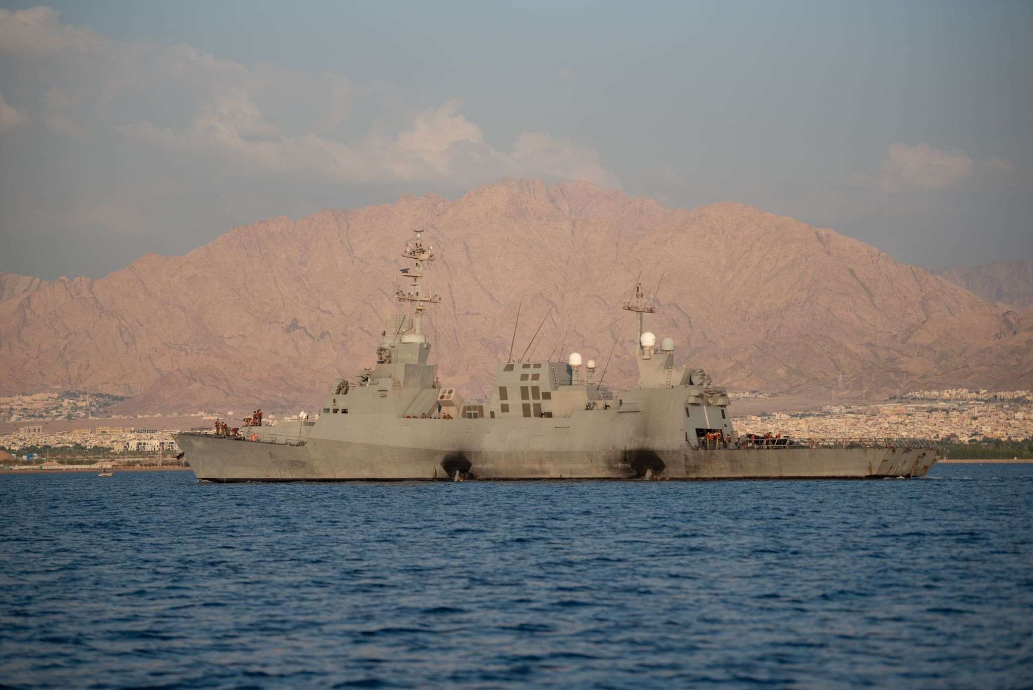La UE anuncia una misión para la defensa de barcos en el mar Rojo