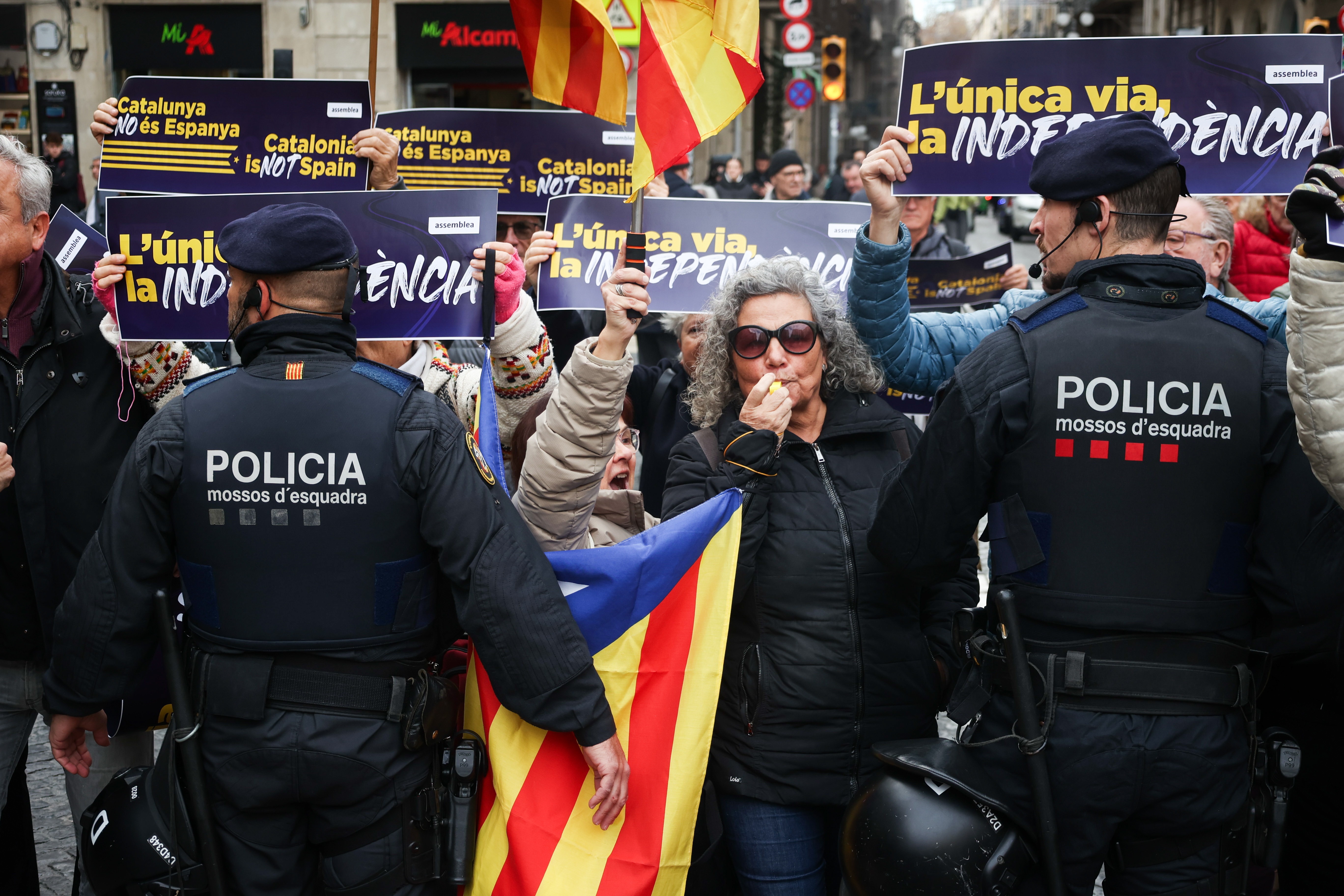 protesta ANC contra la reunión entre Pedro Sánchez y pere Aragones (2). Miquel Muñoz