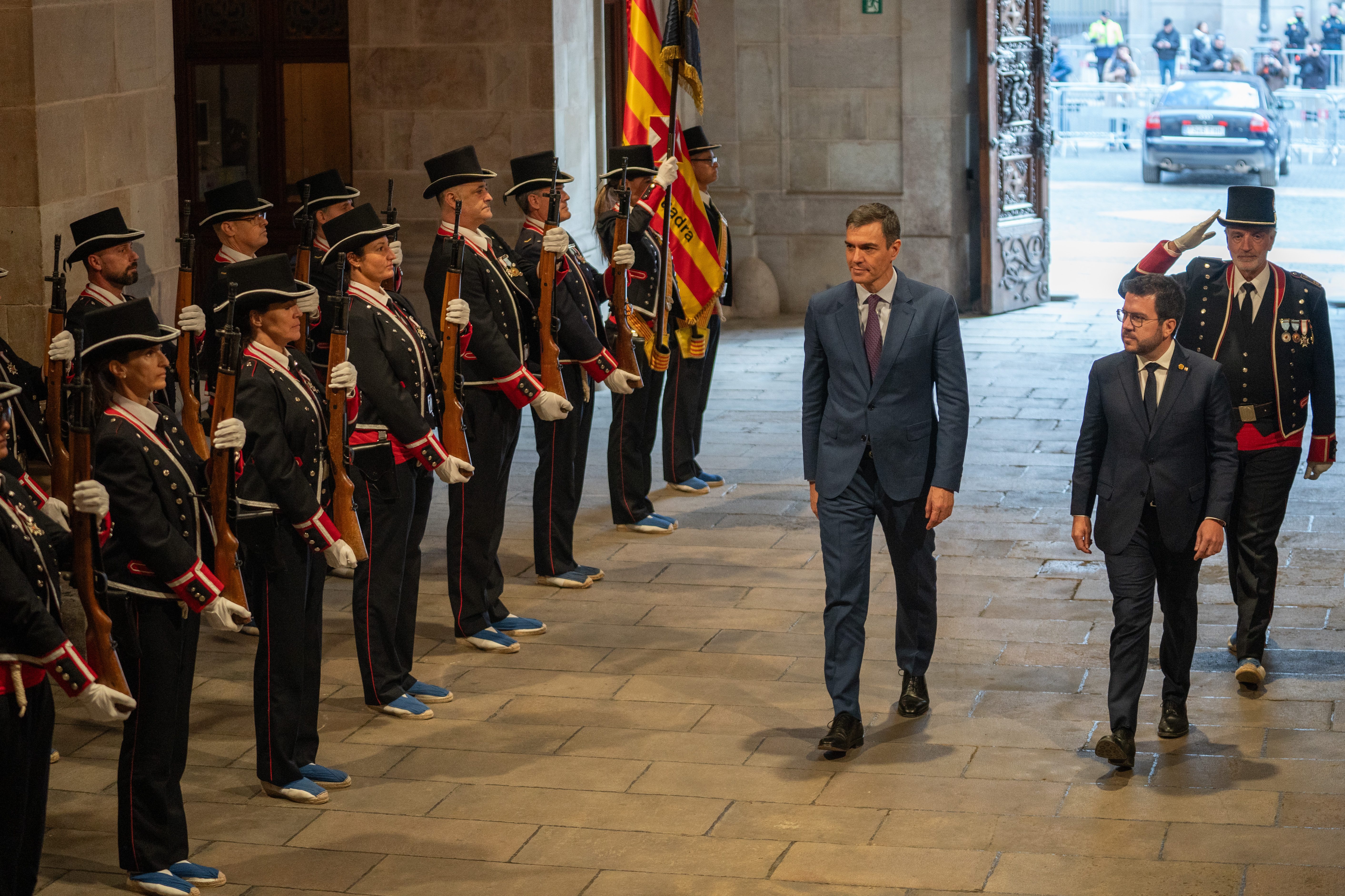 La Guardia de Honores de los Mossos recupera las armas largas coincidiendo con la visita de Sánchez