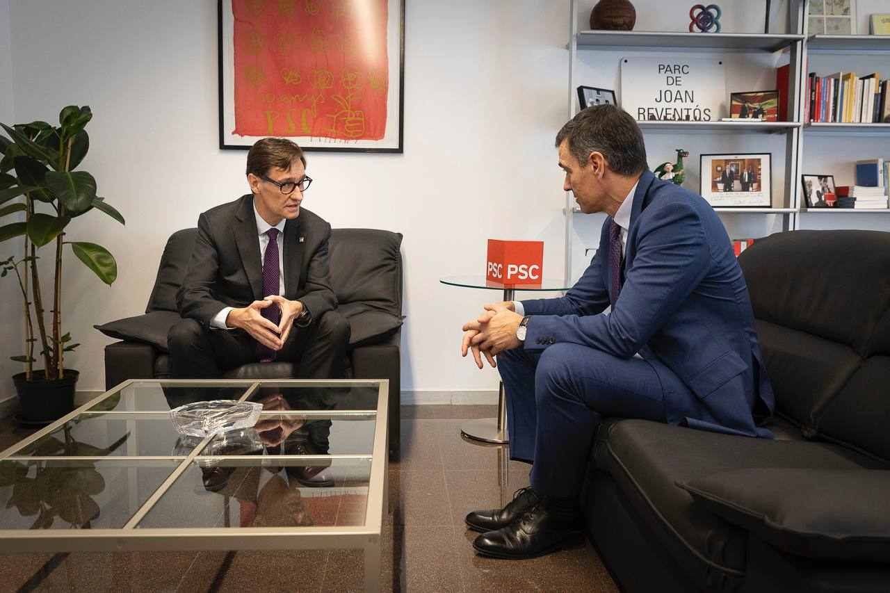 Reunión de Sánchez con Illa para abordar la situación política y los retos de Catalunya