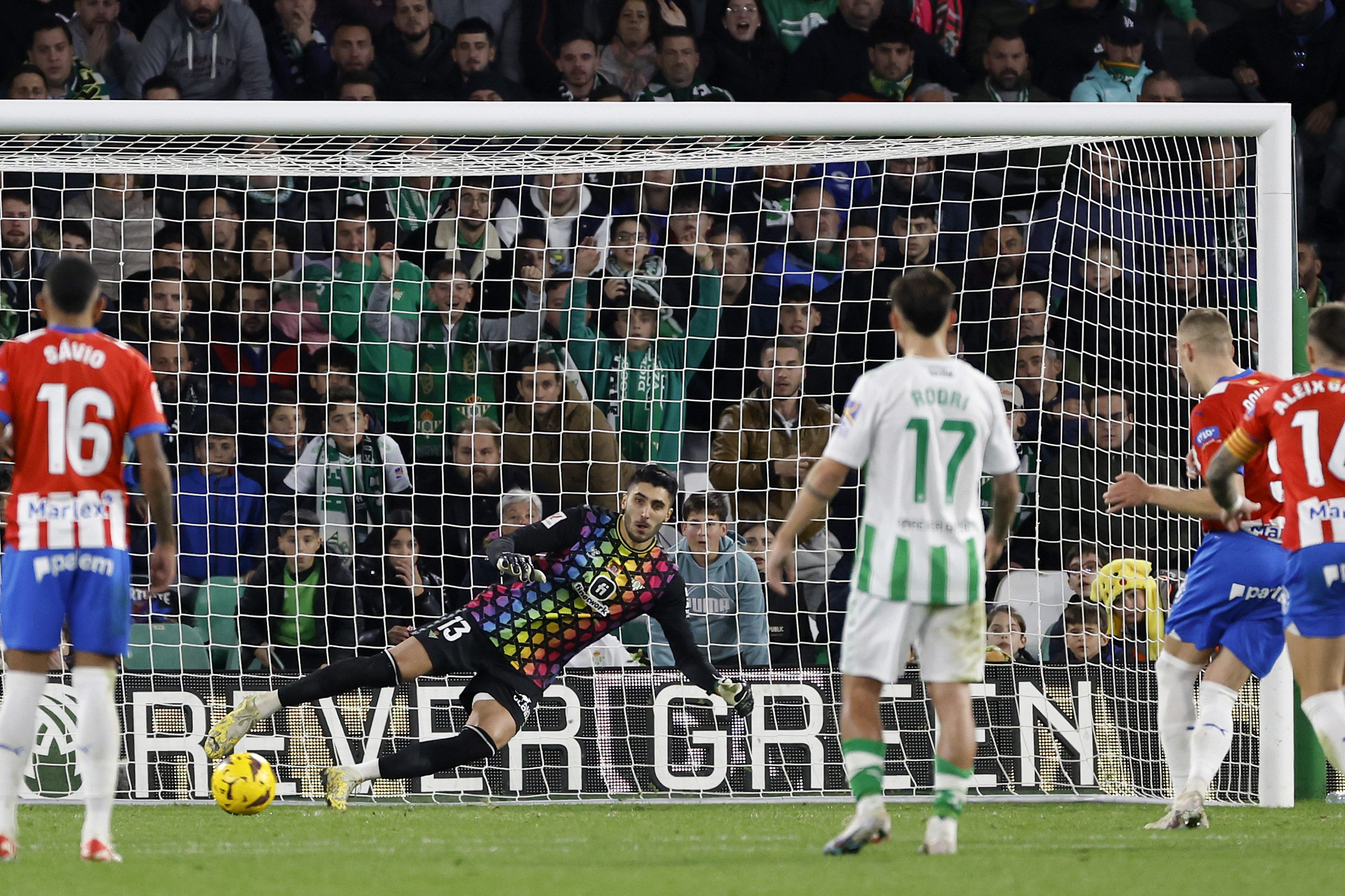 Un buen Girona cierra el 2023 con un empate con sabor a derrota contra el Betis (1-1)