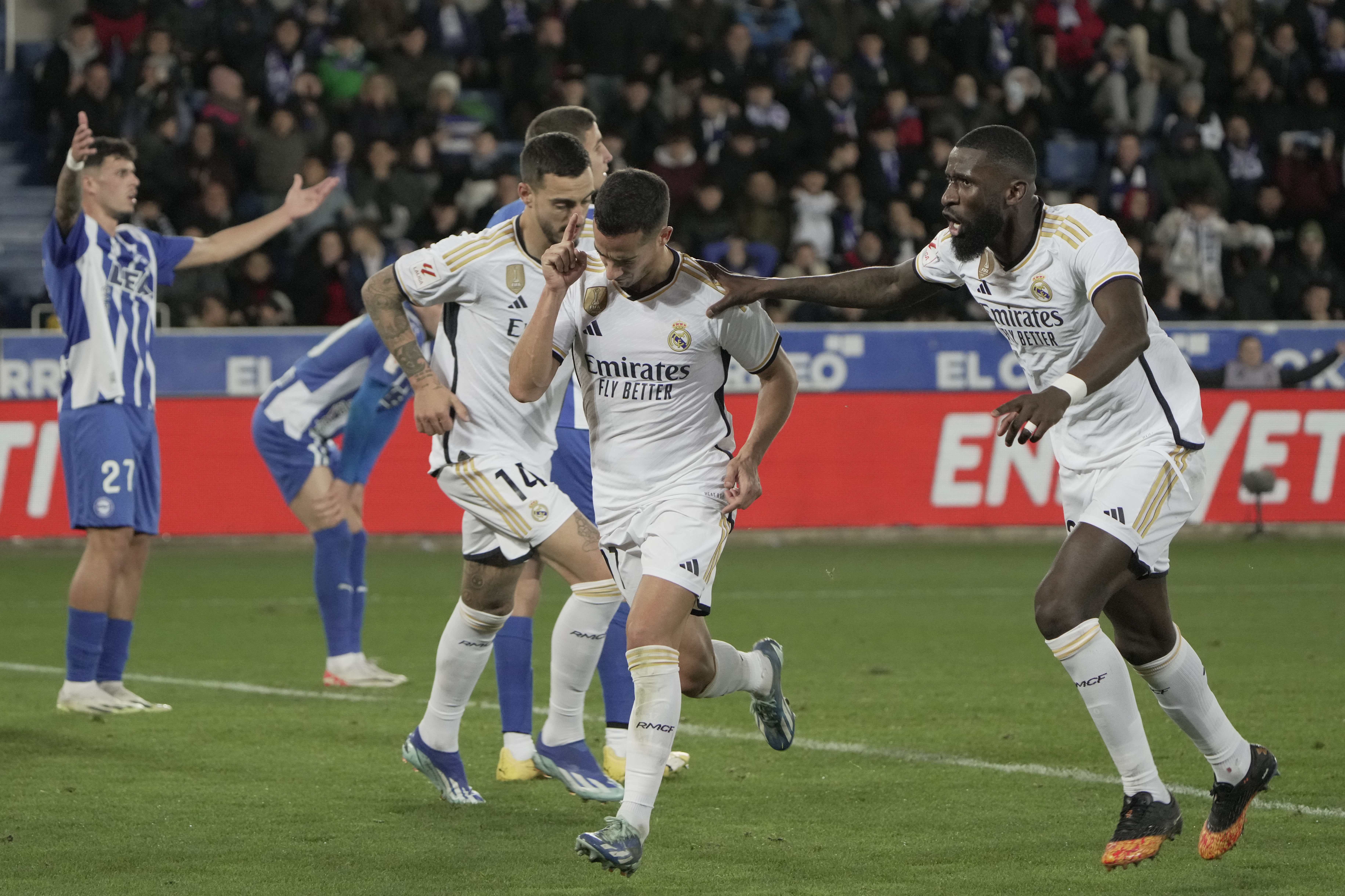 El Real Madrid aprovecha el pinchazo del Girona con un gol in extremis contra el Alavés (0-1)