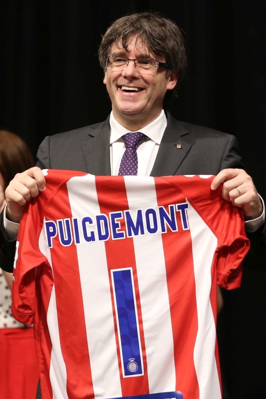Puigdemont recibe la camiseta del Girona FC el 20170608 (Europa Press)
