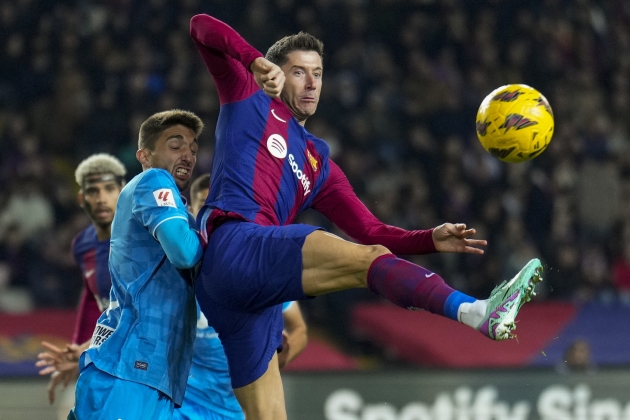Robert Lewandowski intentando un remate durante el Barça - Almeria / Foto: EFE