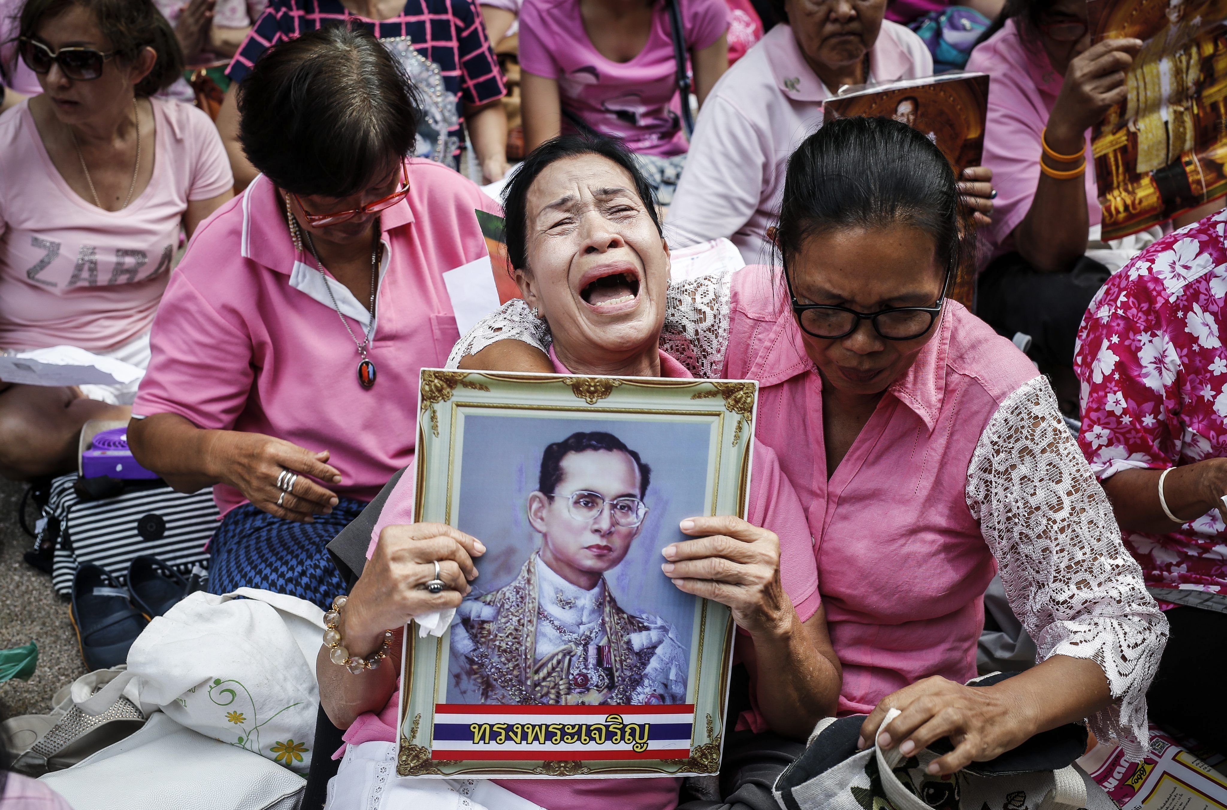 Muere el rey de Tailandia a los 88 años y deja a un excéntrico heredero