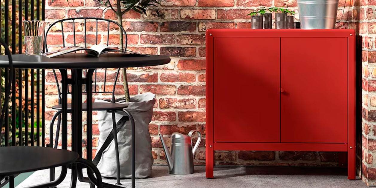 Ikea nos sorprende con un armario industrial color rojo para el baño