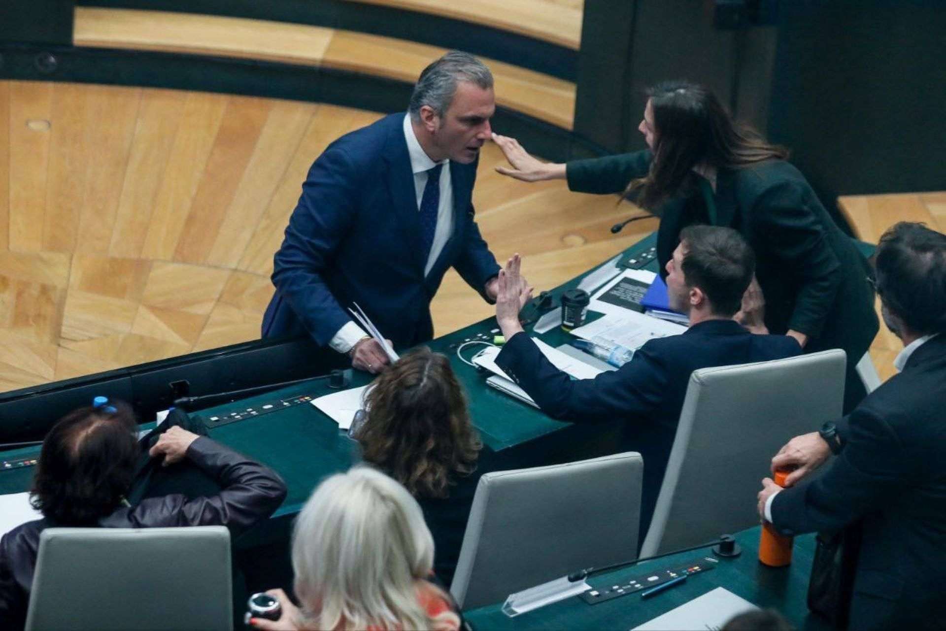 Ortega Smith lanza una botella a la cara de un concejal de Más Madrid en el pleno del Ayuntamiento