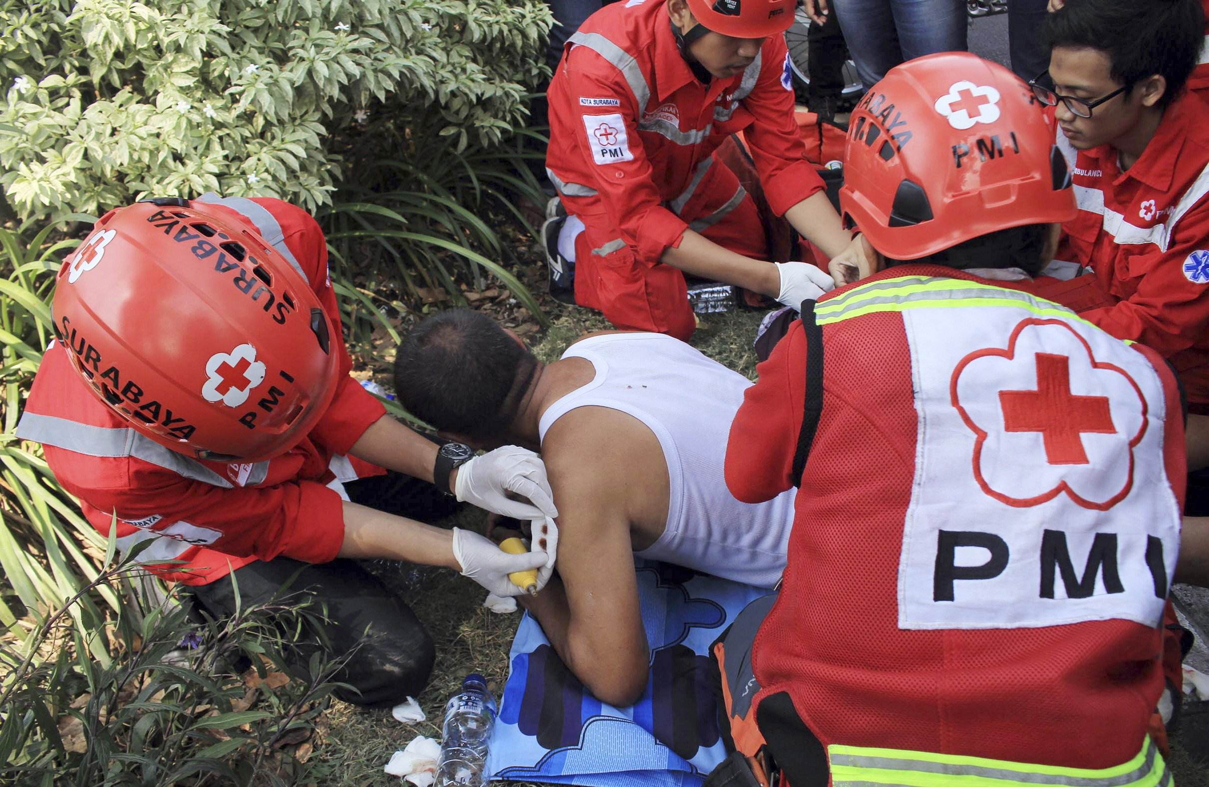 Almenys 10 morts i 41 ferits en tres atemptats a Indonèsia