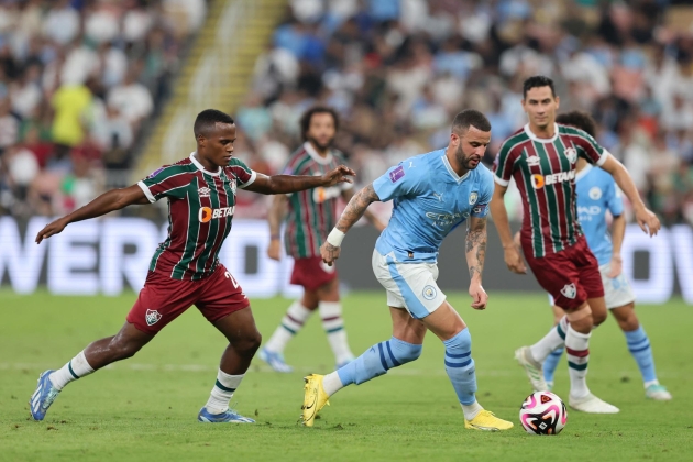 Kyle Walker y Jhon Arias disputando un balón