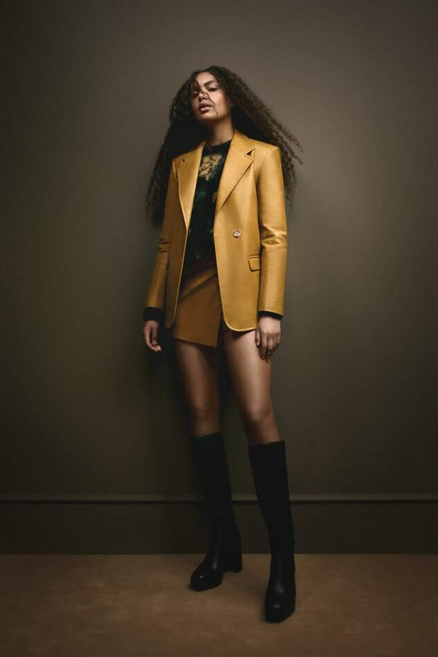 El blazer efecto piel color mostaza que llevan las 'cazadoras' de tendencias está en Lefties