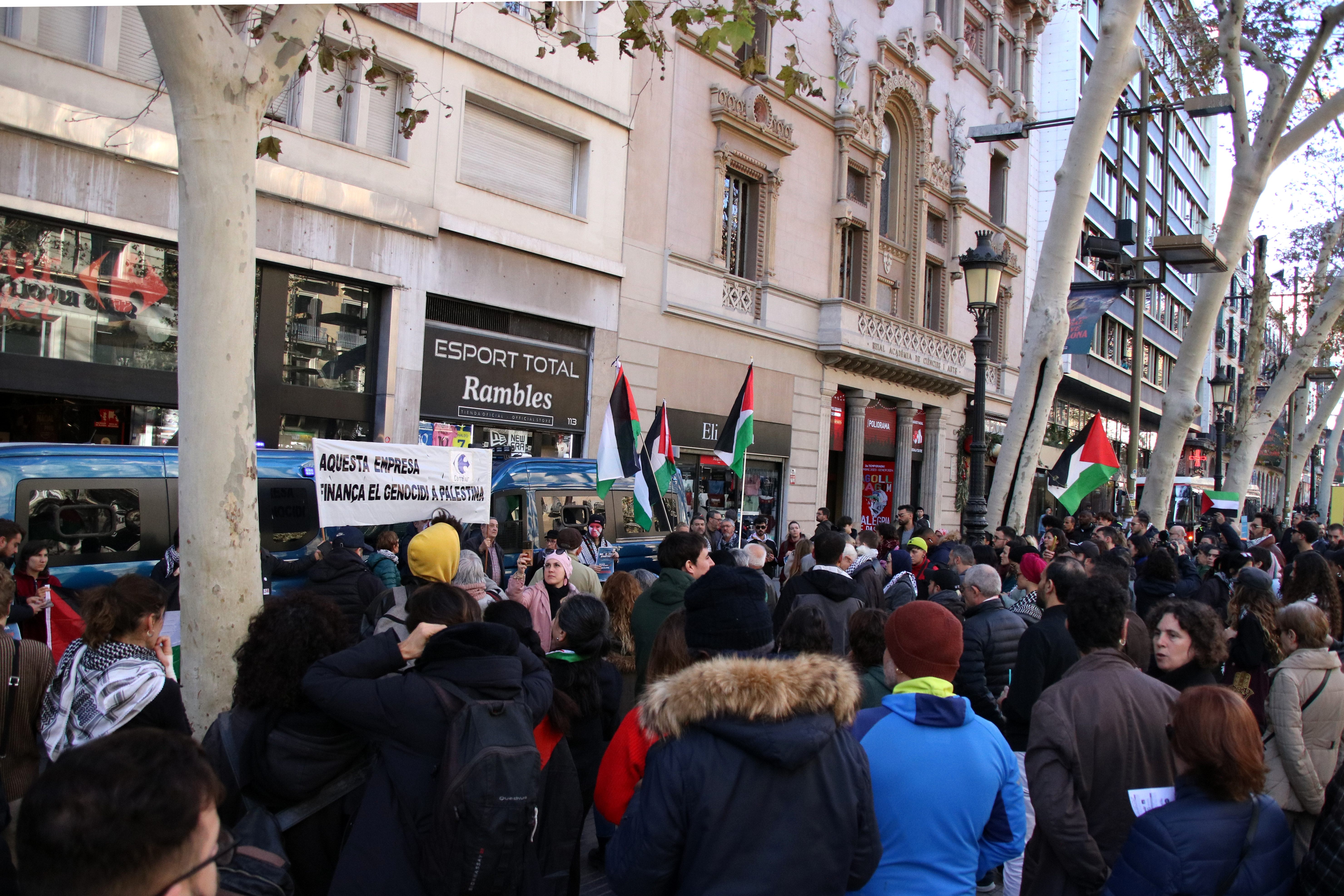 Una protesta contra la guerra en Gaza corta la Rambla y pide hacer boicot a las empresas "cómplices"