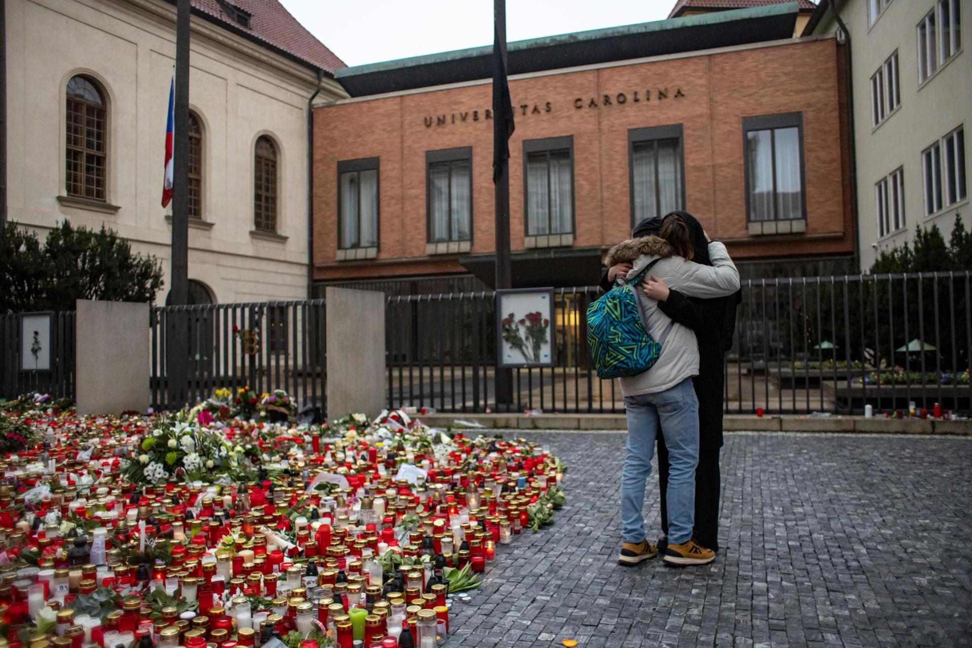 La República Checa, de luto: homenaje a las 14 víctimas mortales del tiroteo